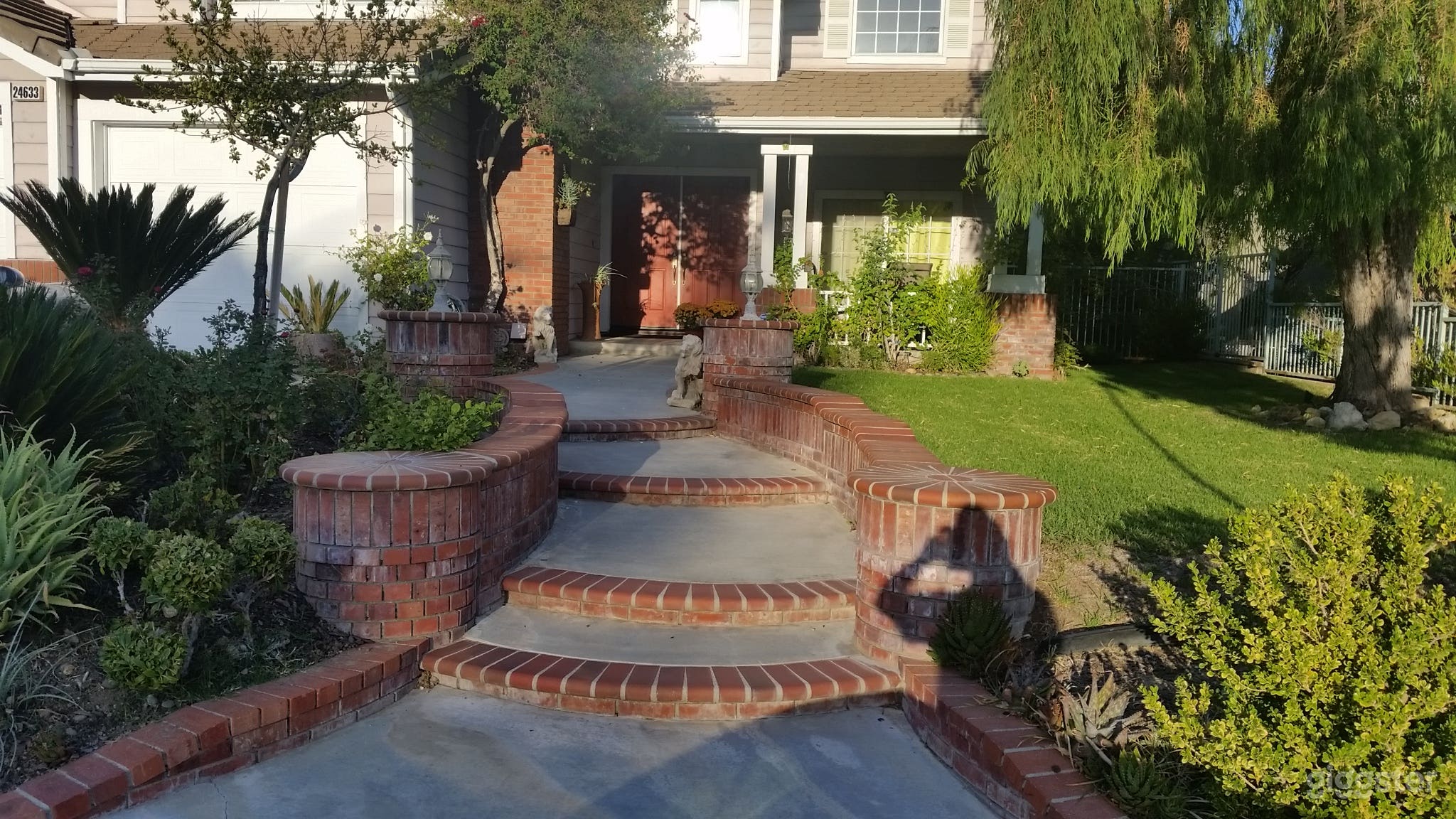 Front entrance towards the door.