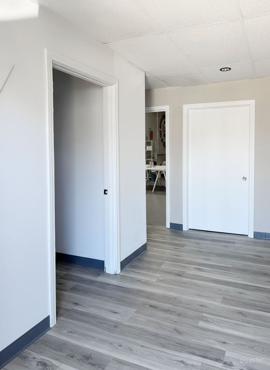 Minimal Warehouse Studio with Office &amp; Lobby Photo 3