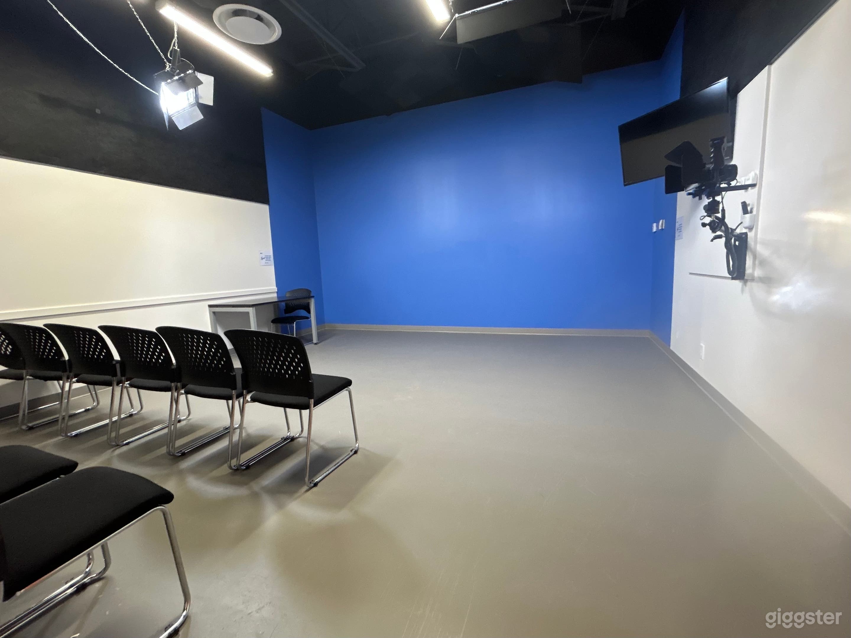 Modern Studio in Fremont Village Photo 1