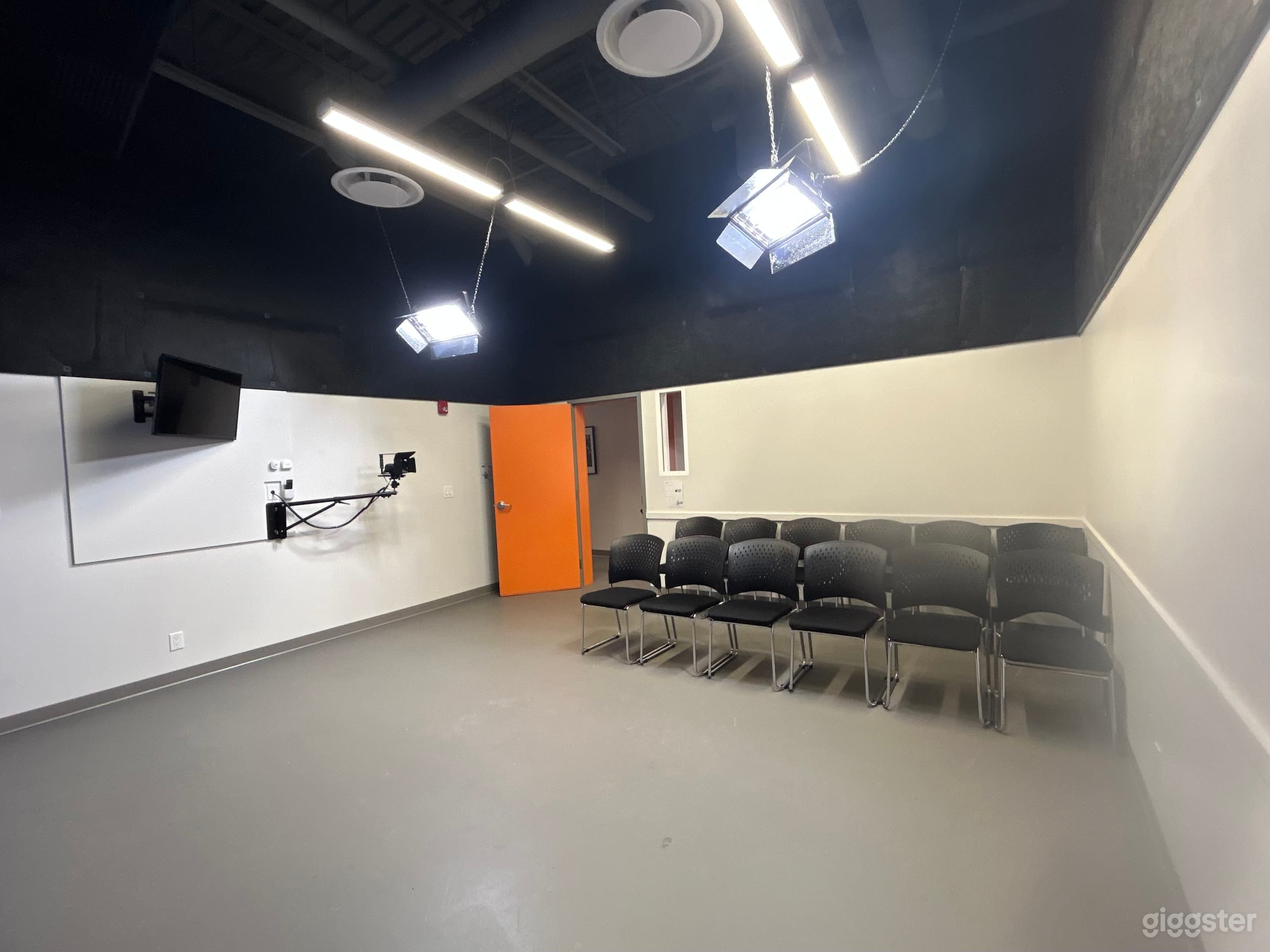 Modern Studio in Fremont Village Photo 3