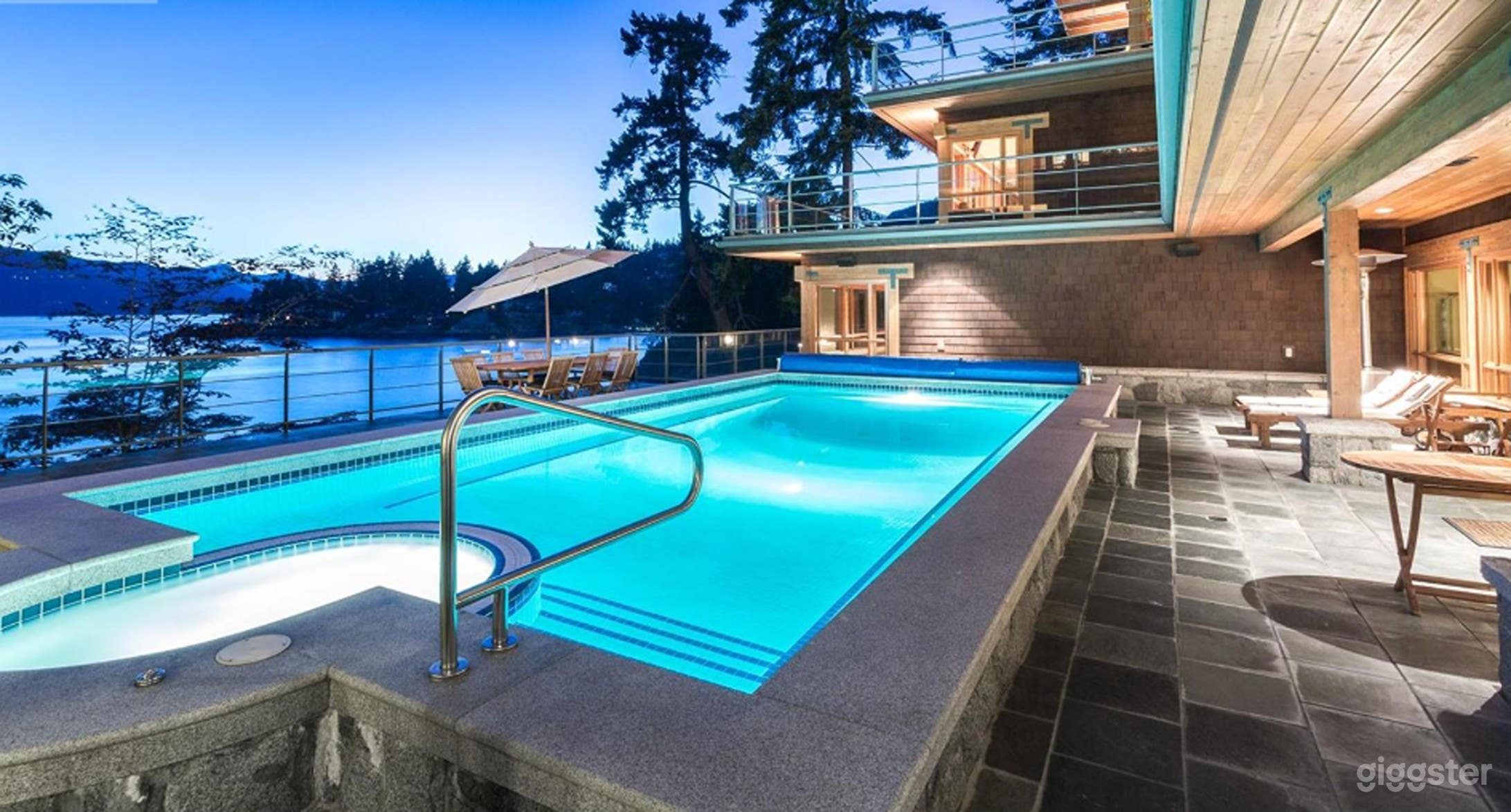 Spectacular Outdoor Pool in West Vancouver Photo 4