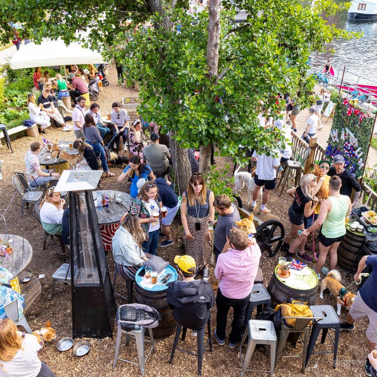  Orchard Venue with Leafy Garden View 