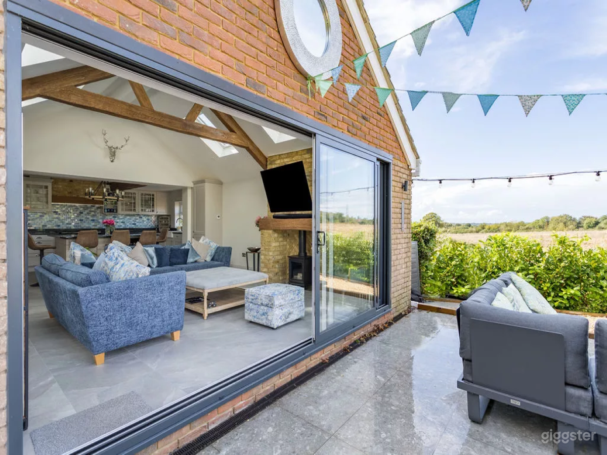 Modern, Rural, Very Private & Discreet 4 Bed Detached House Photo 3