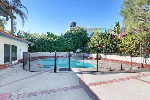 Pool &amp; Spa in Gated Backyard Photo 2