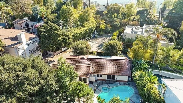 Pool &amp; Spa in Gated Backyard Photo 4