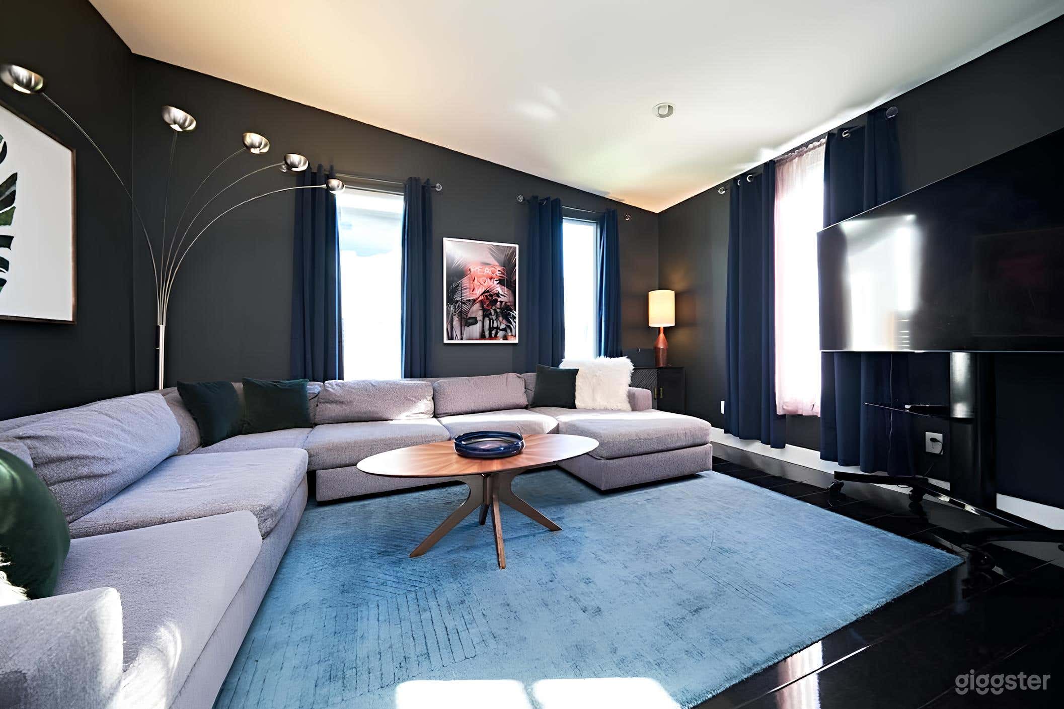 Downtown Multi Studio w/ Cyc and Luxury Lounge Photo 1