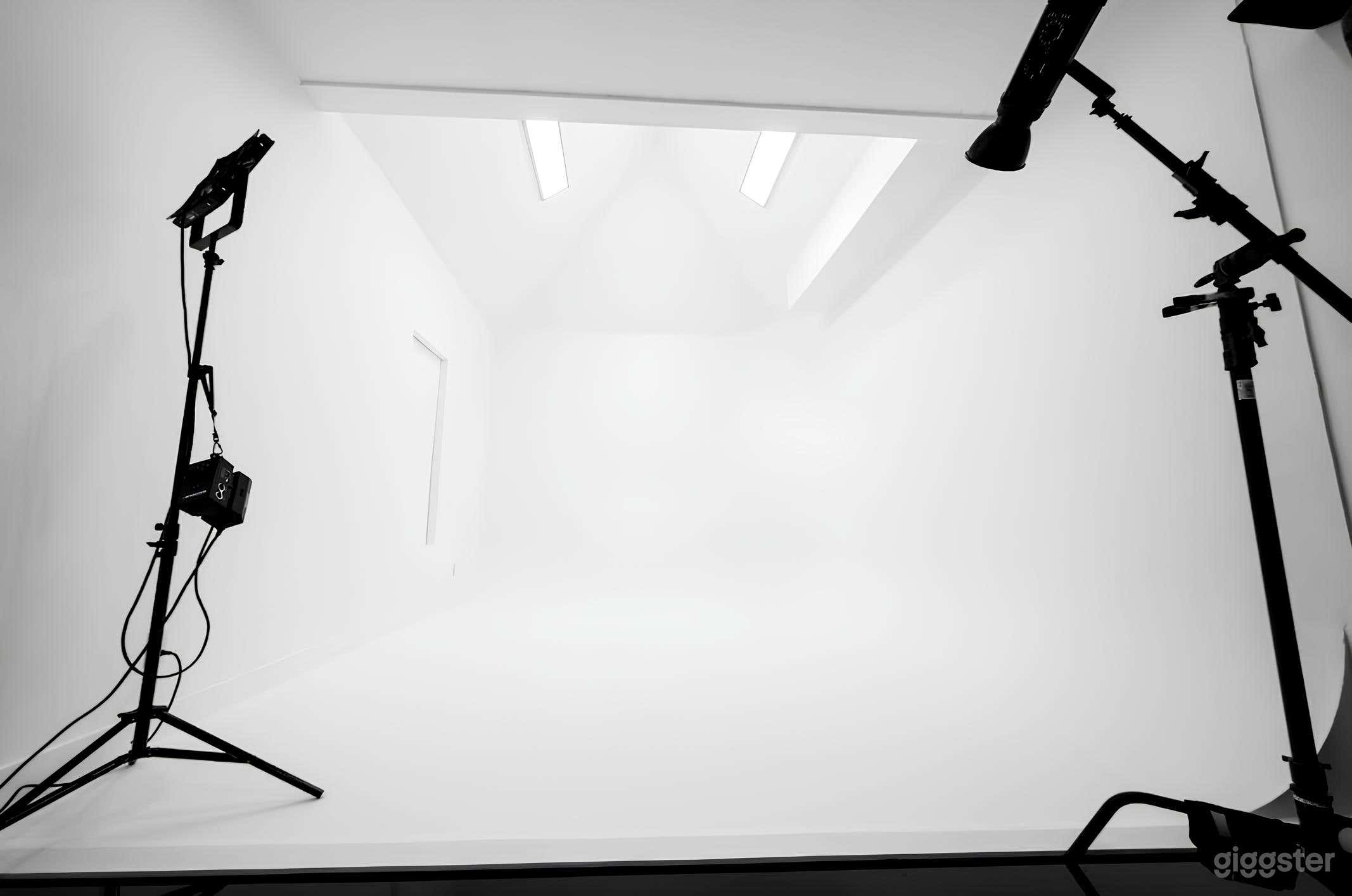 Downtown Multi Studio w/ Cyc and Luxury Lounge Photo 2