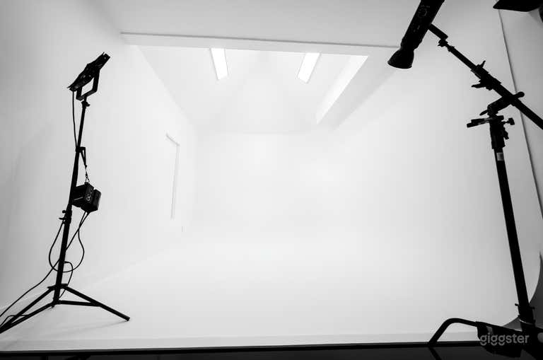  Downtown Multi Studio w/ Cyc and Luxury Lounge 