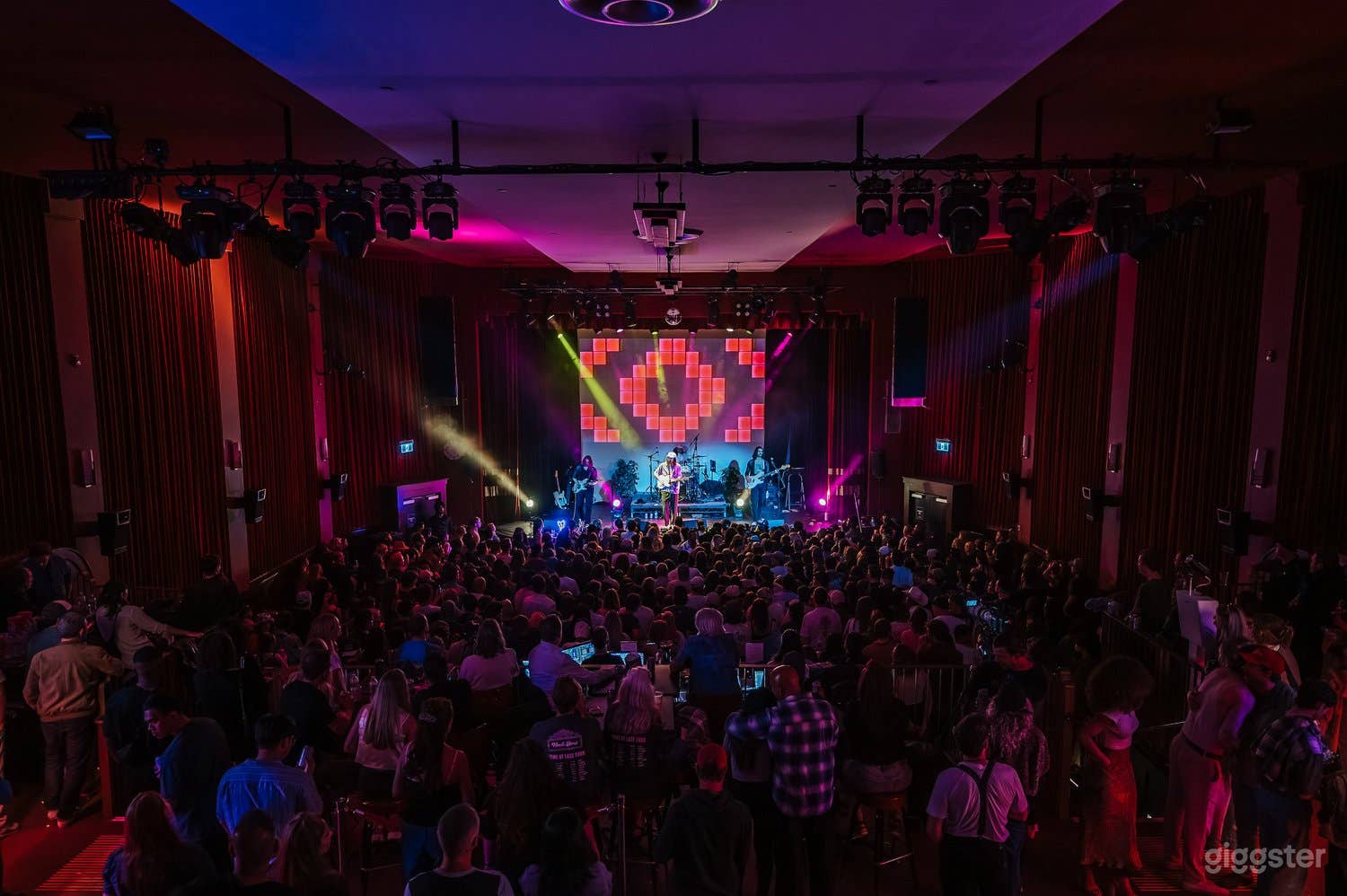 Vancouver's  Art Deco landmark Photo 4