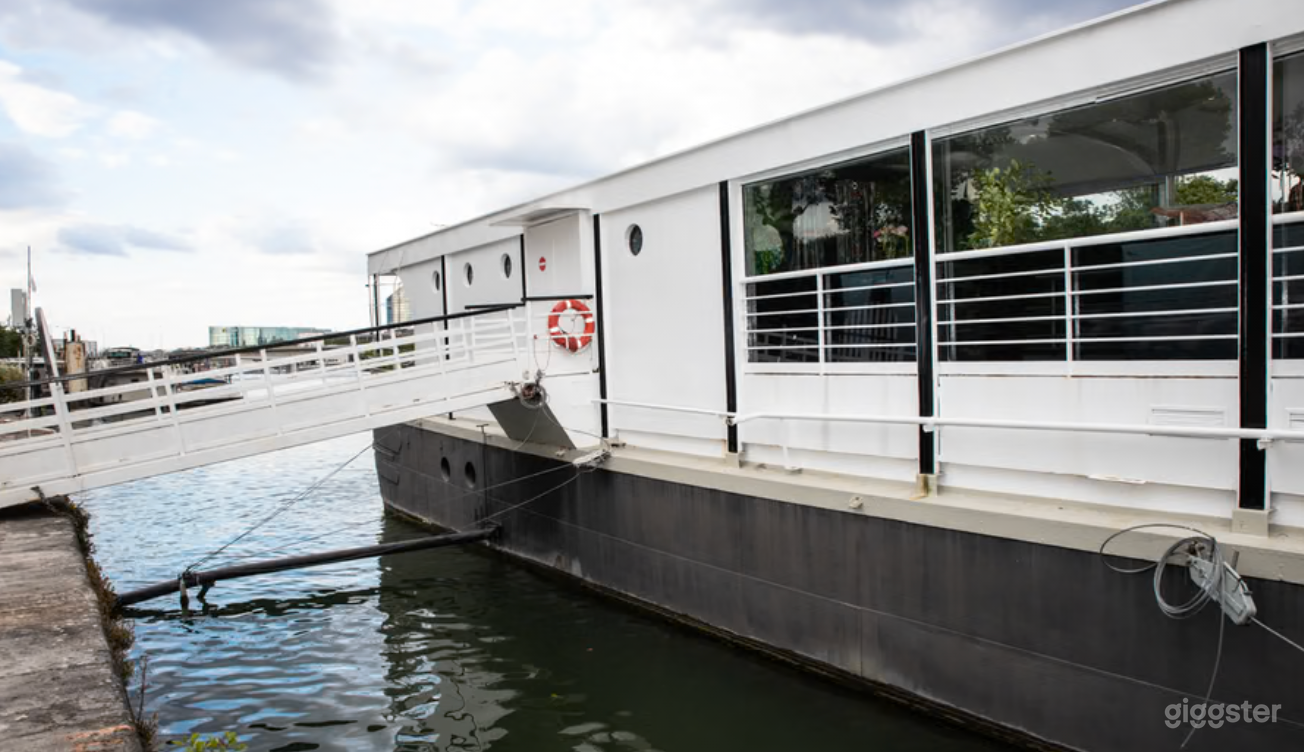 Photo de Péniche Parisienne Moderne sur deux étages avec Parking 4