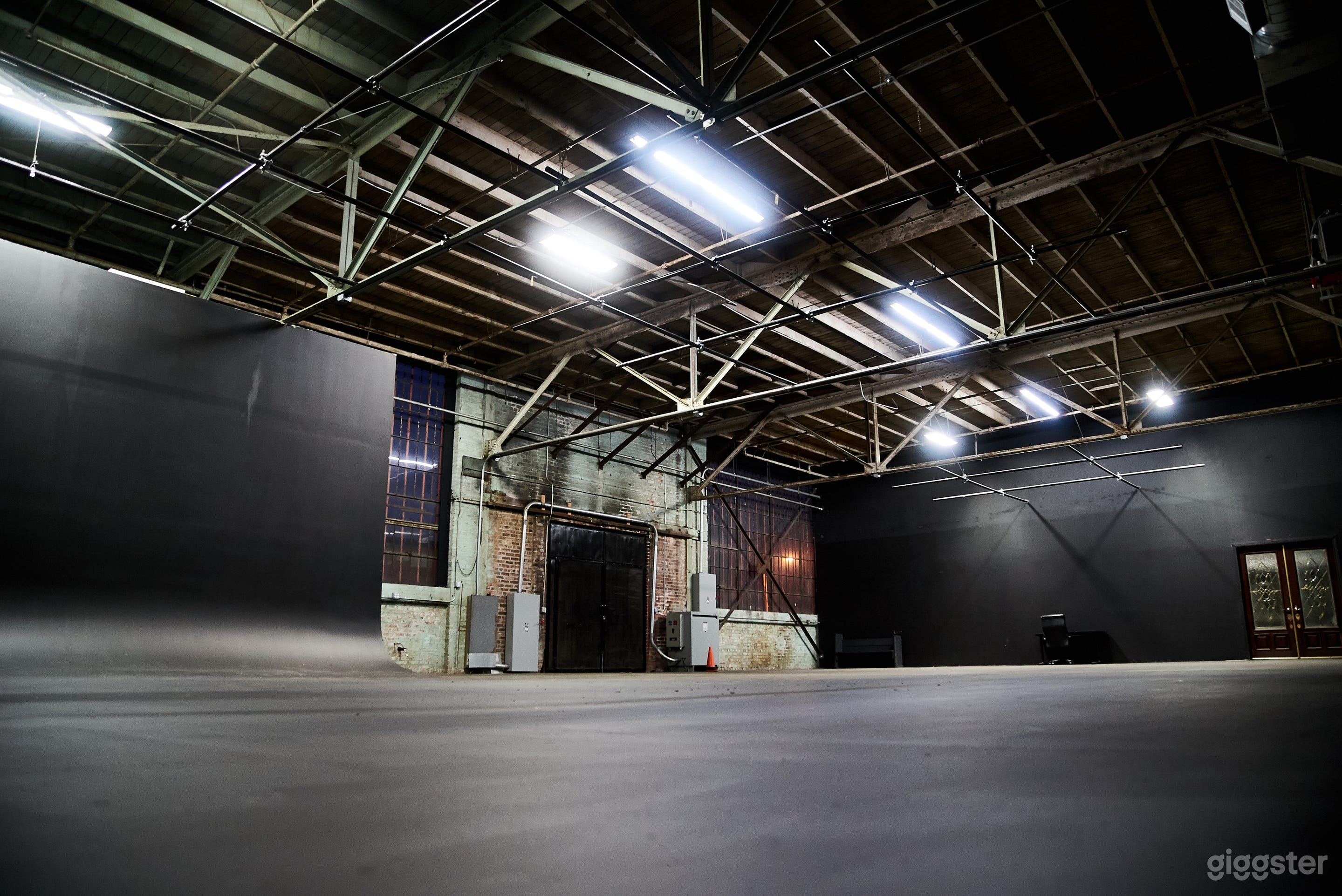 Huge 3 Wall Cyclorama Stage in LA Warehouse Studio Photo 3