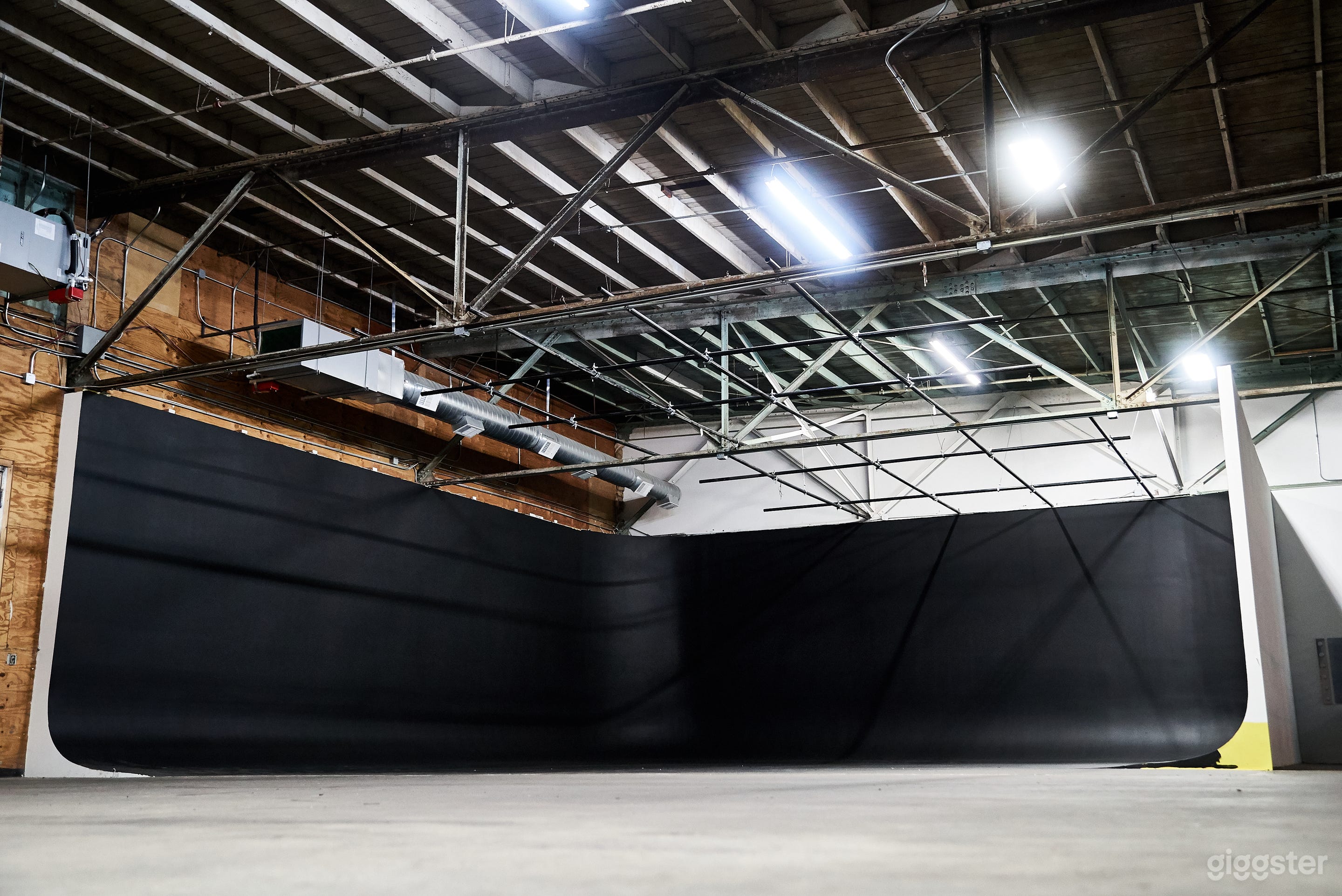 Huge 3 Wall Cyclorama Stage in LA Warehouse Studio Photo 4