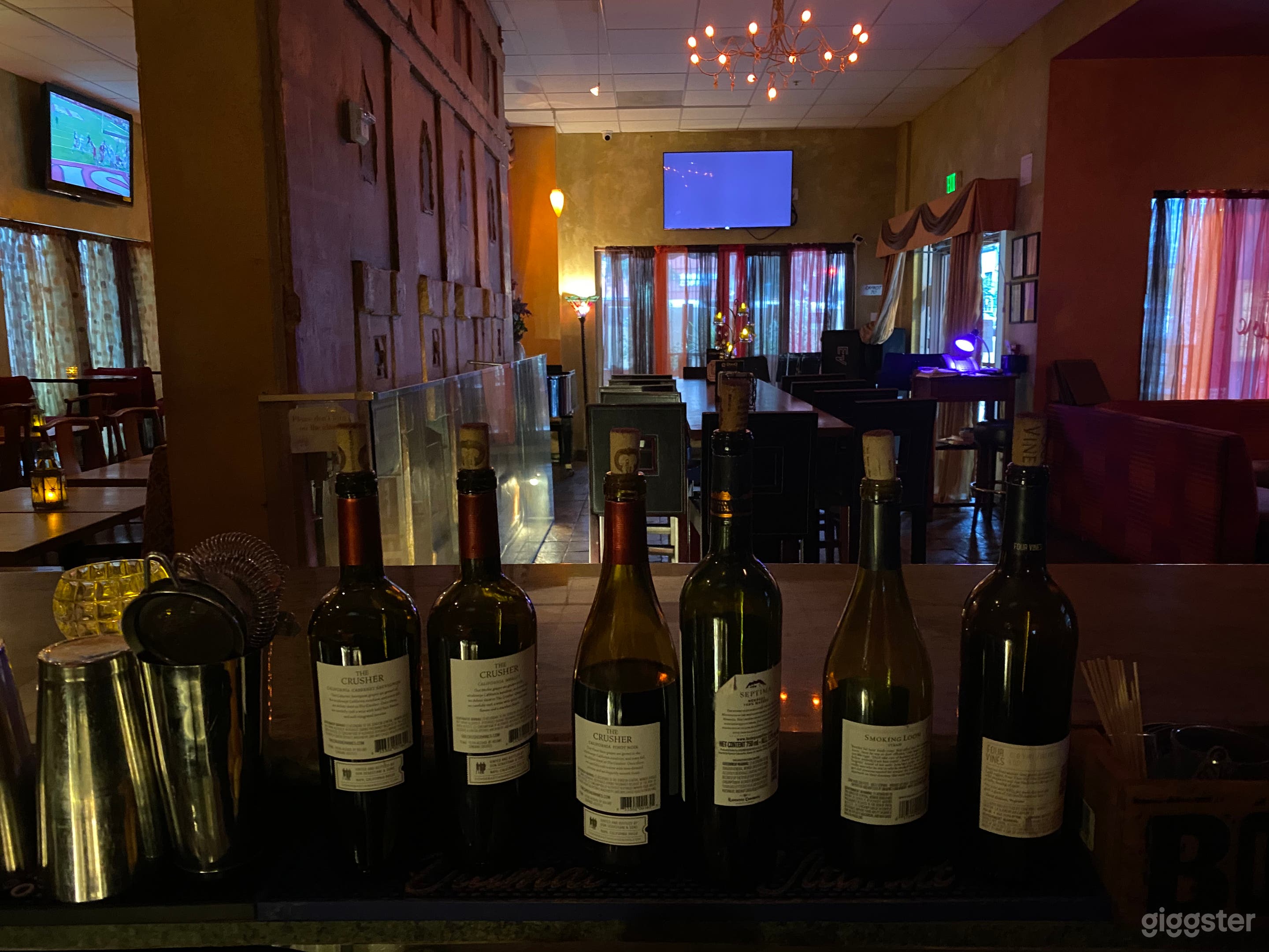 Trendy, Bright and Friendly Bar Setup in San Francisco Photo 3