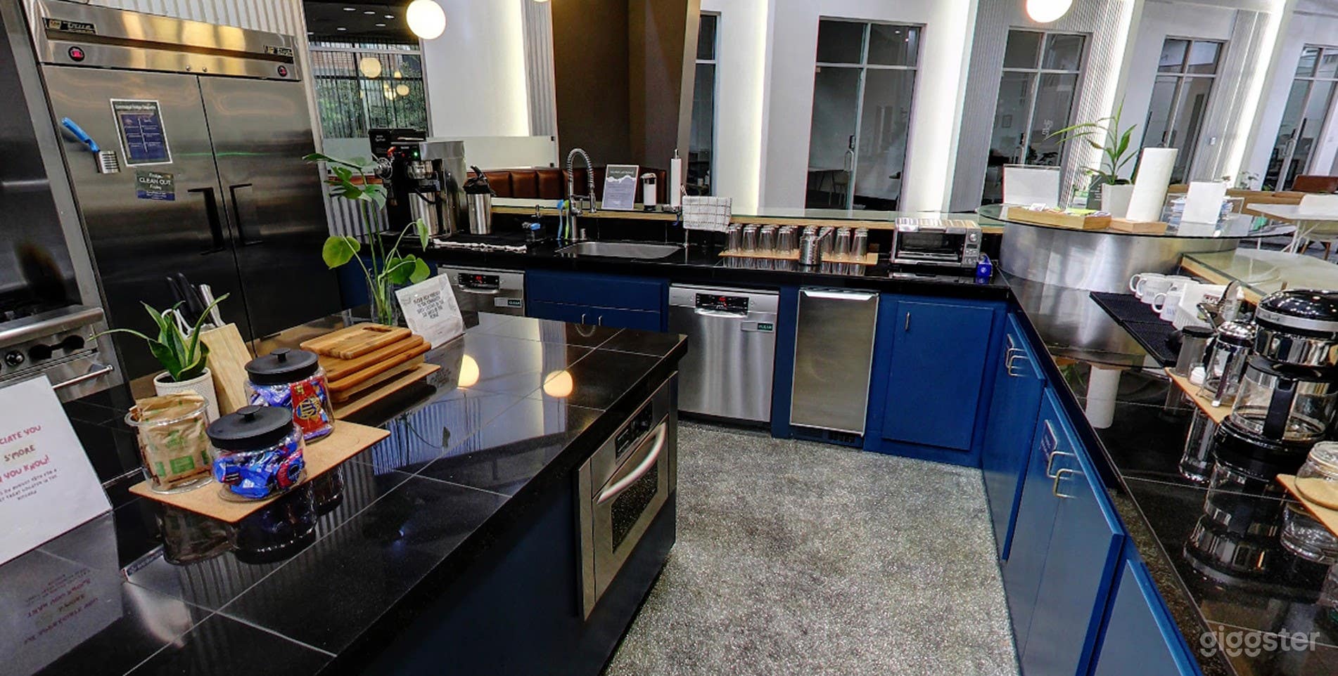 Fully Equipped Cozy Kitchen for Film &amp; Production Photo 3