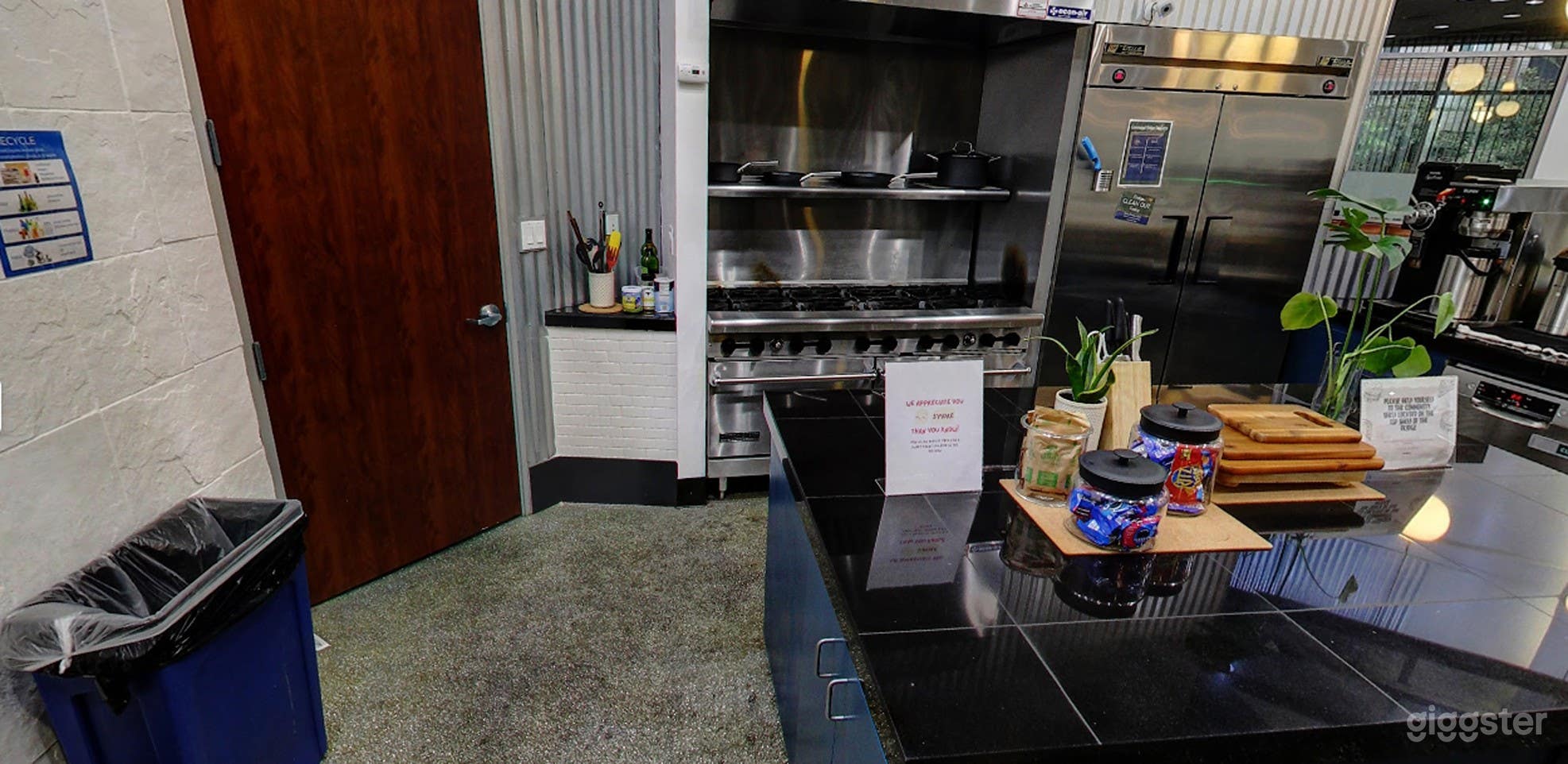 Fully Equipped Cozy Kitchen for Film &amp; Production Photo 4