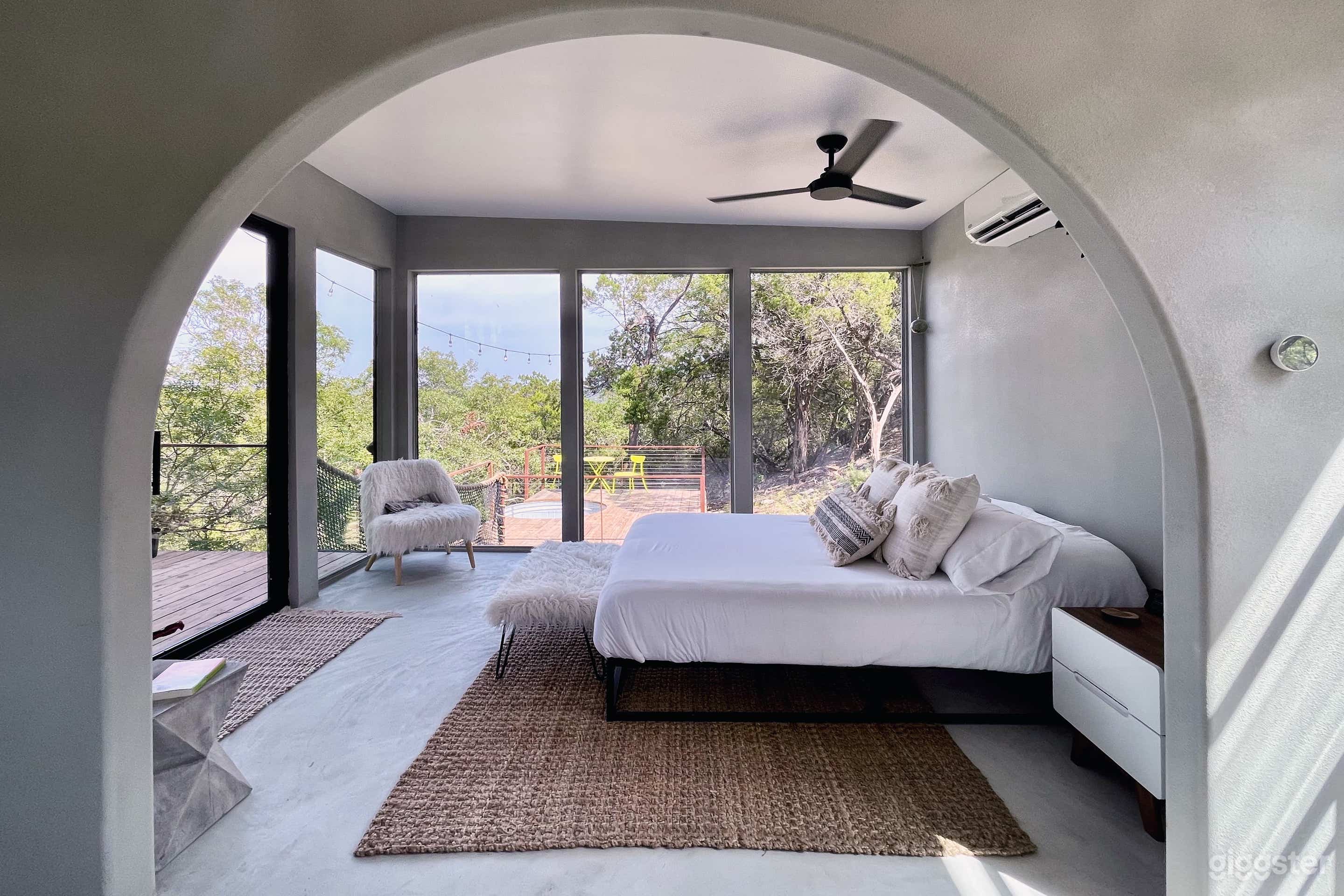 The Santorini-inspired archway that can almost teleport you