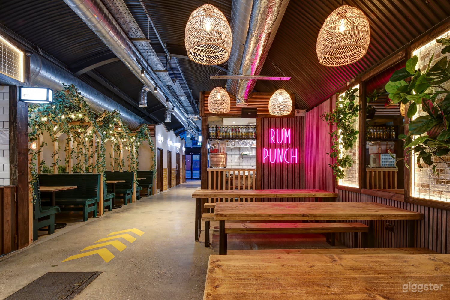 New Modern Food Hall &amp; Cocktail Bar Photo 3