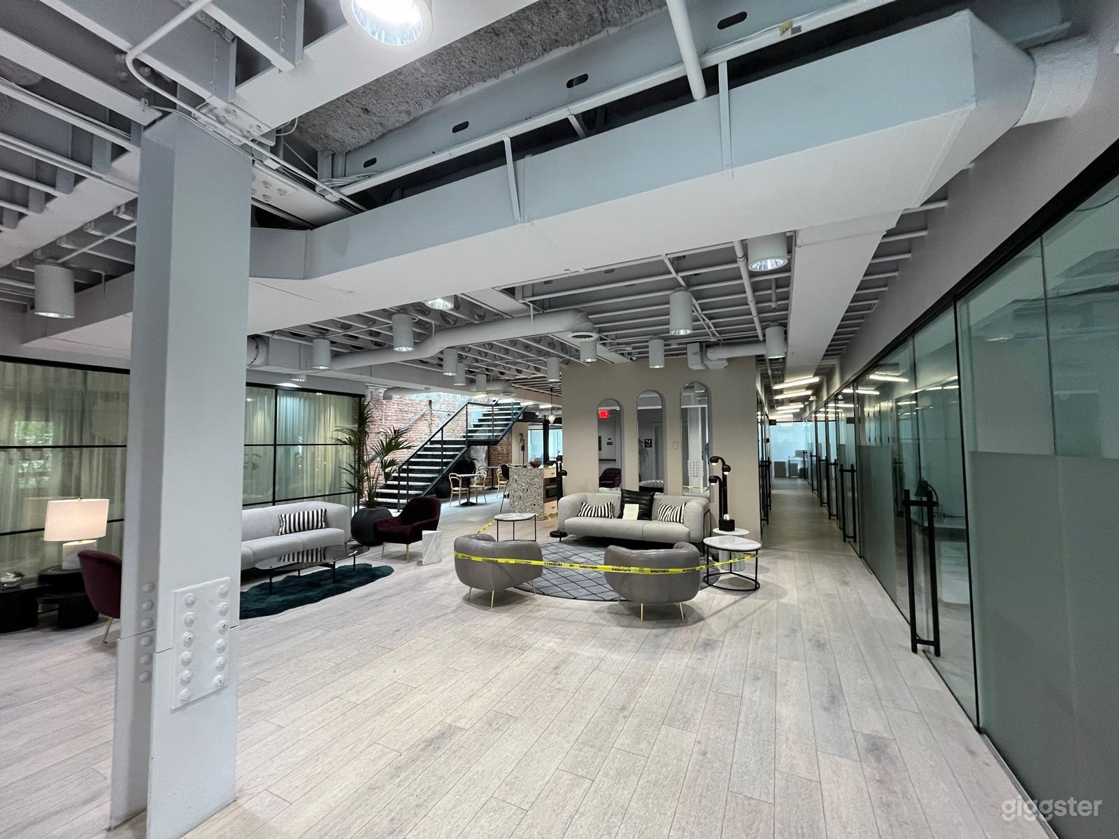 Large, stylish multi-floor office Photo 2