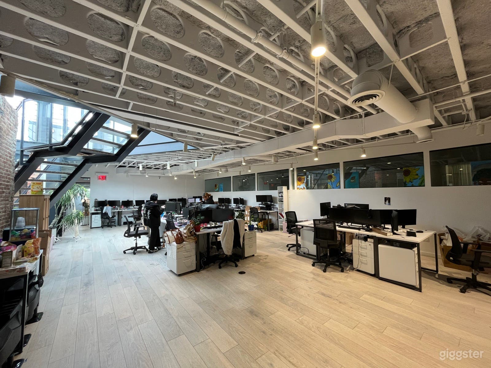 Large, stylish multi-floor office Photo 1