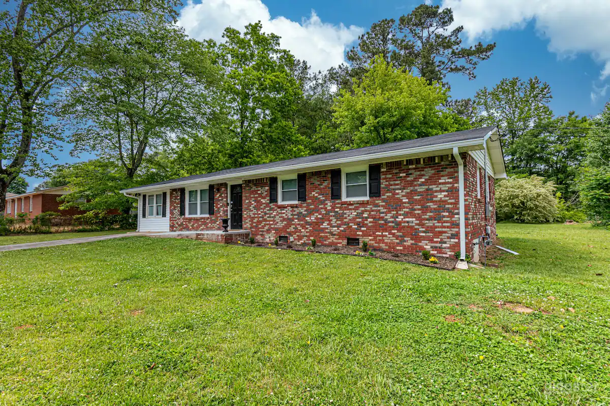 Ranch Style Home &amp; Plenty Of BKYD Space Near KSU Photo 1