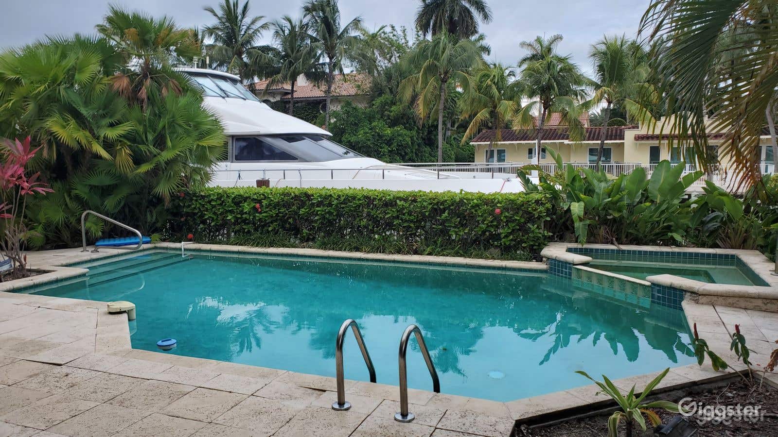 Las Olas Isles Waterfront Ocean Access Pool Photo 2