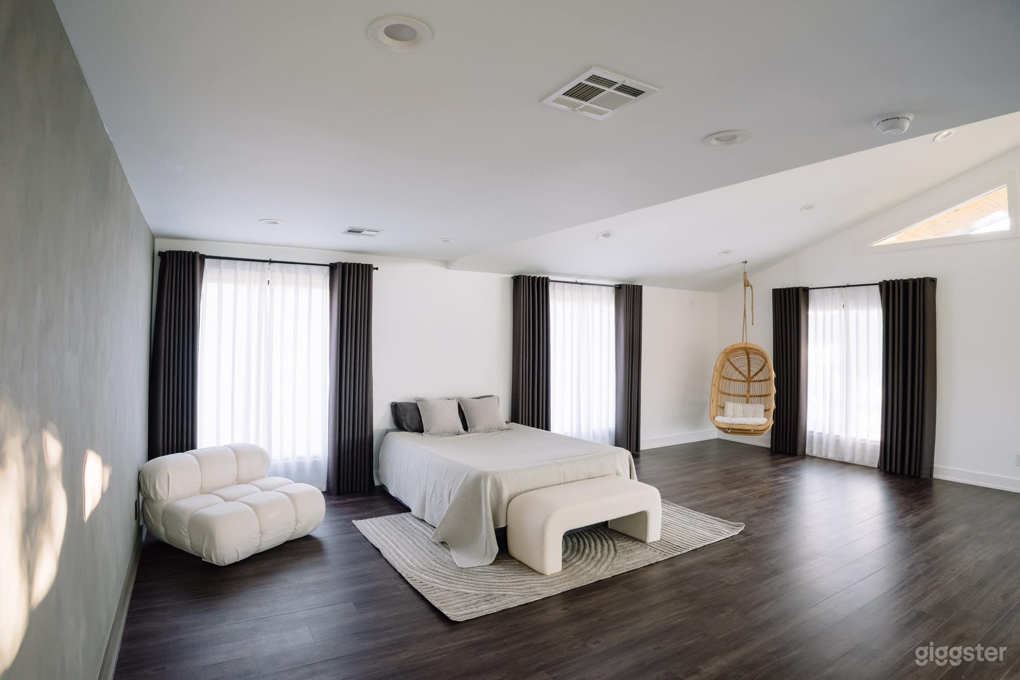 Natural light studio with modern aesthetics Photo 2