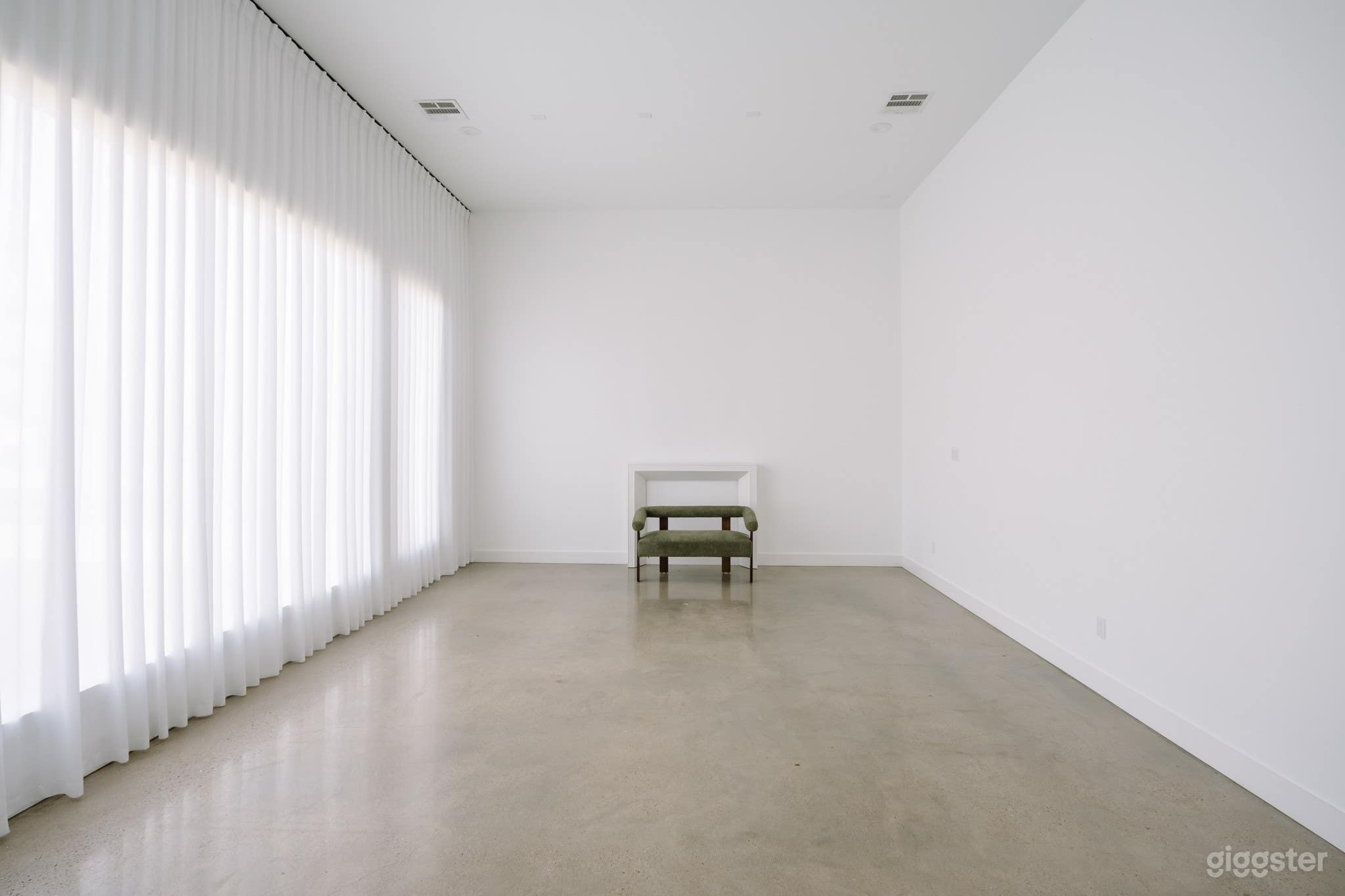 Natural light studio with modern aesthetics Photo 4