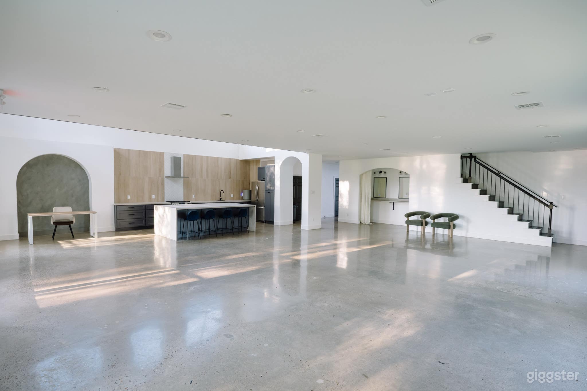 Natural light studio with modern aesthetics Photo 3