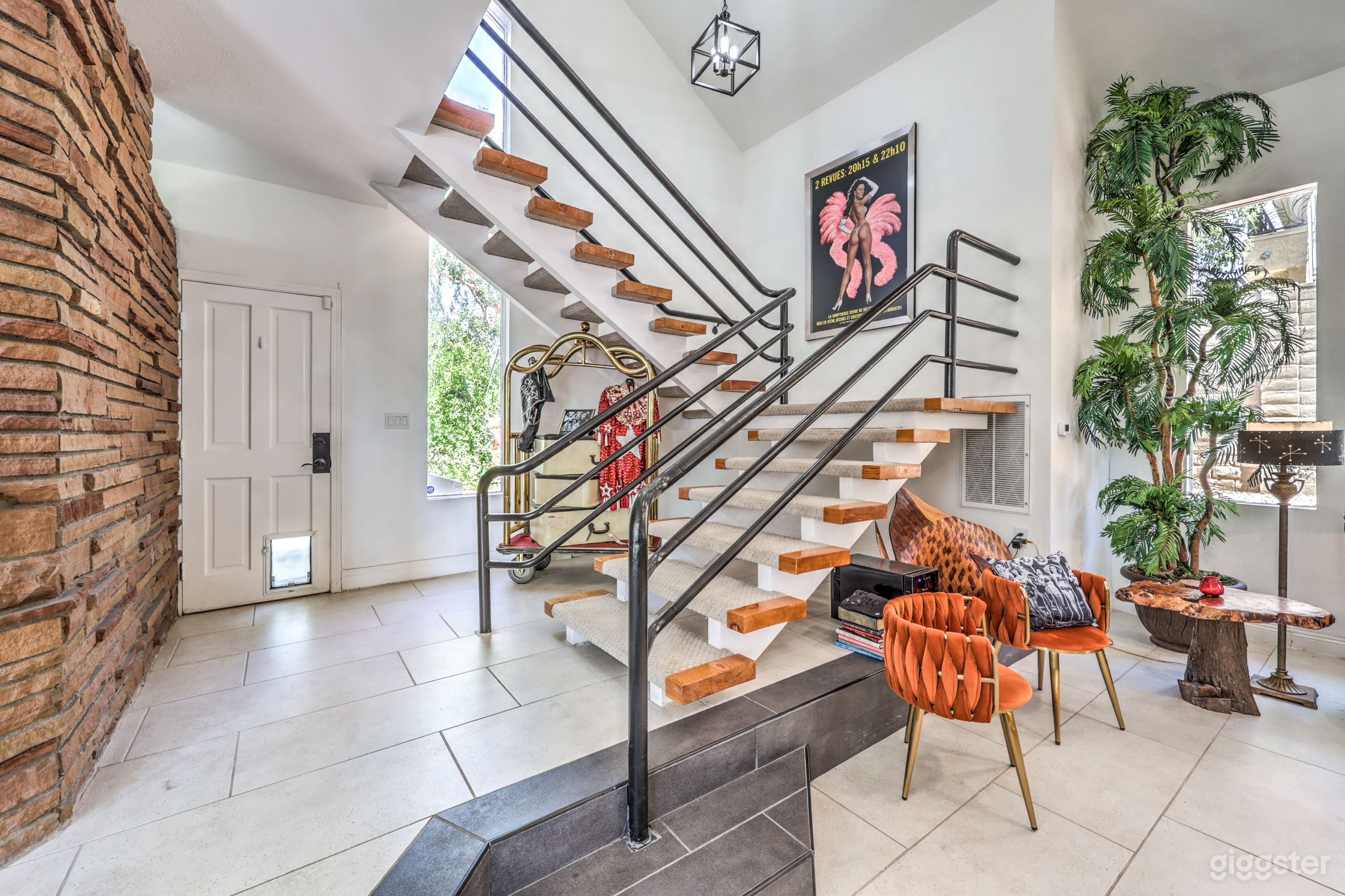 Vegas Mid-Century Mansion on 1/2 an Acre Photo 4