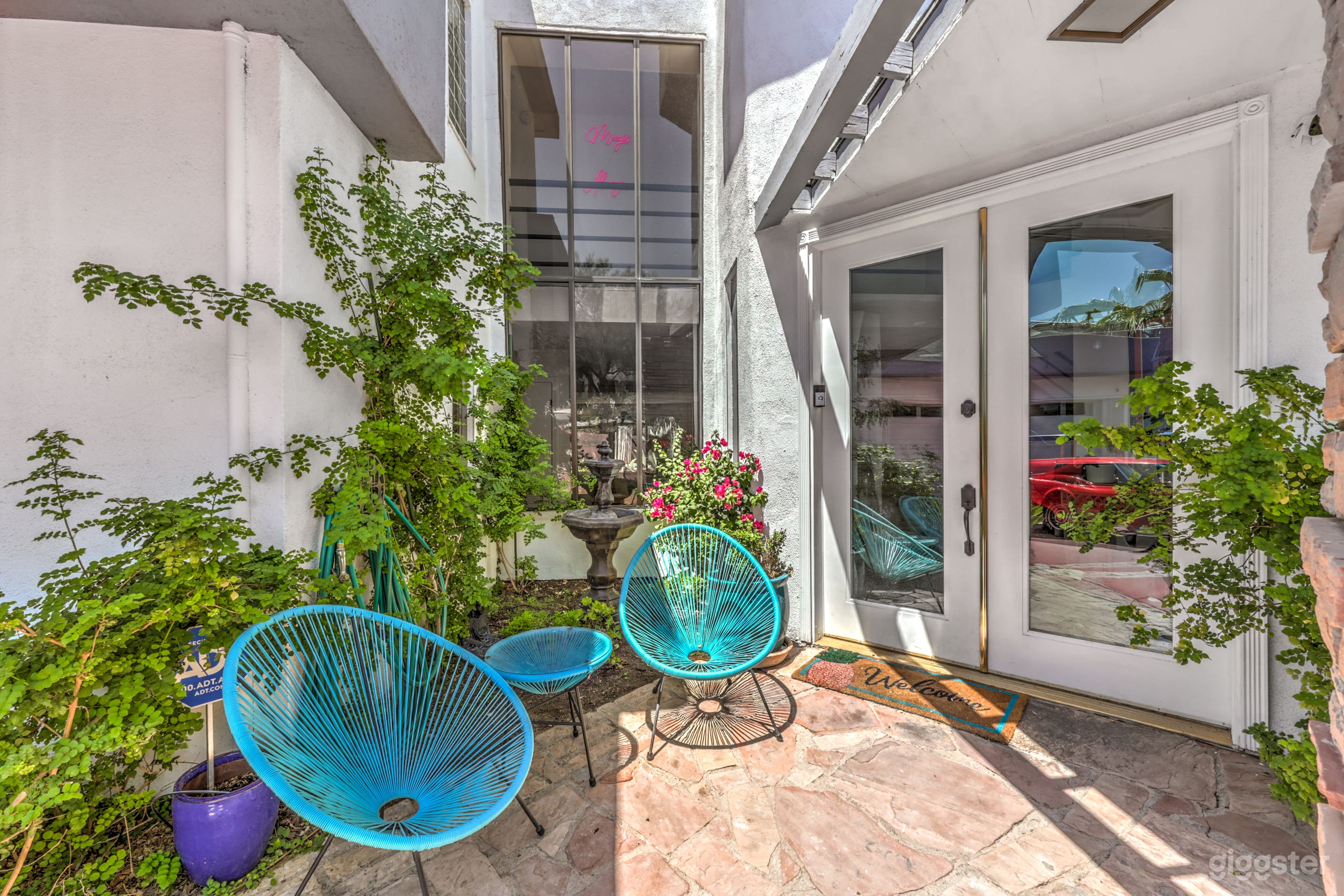 Vegas Mid-Century Mansion on 1/2 an Acre Photo 2