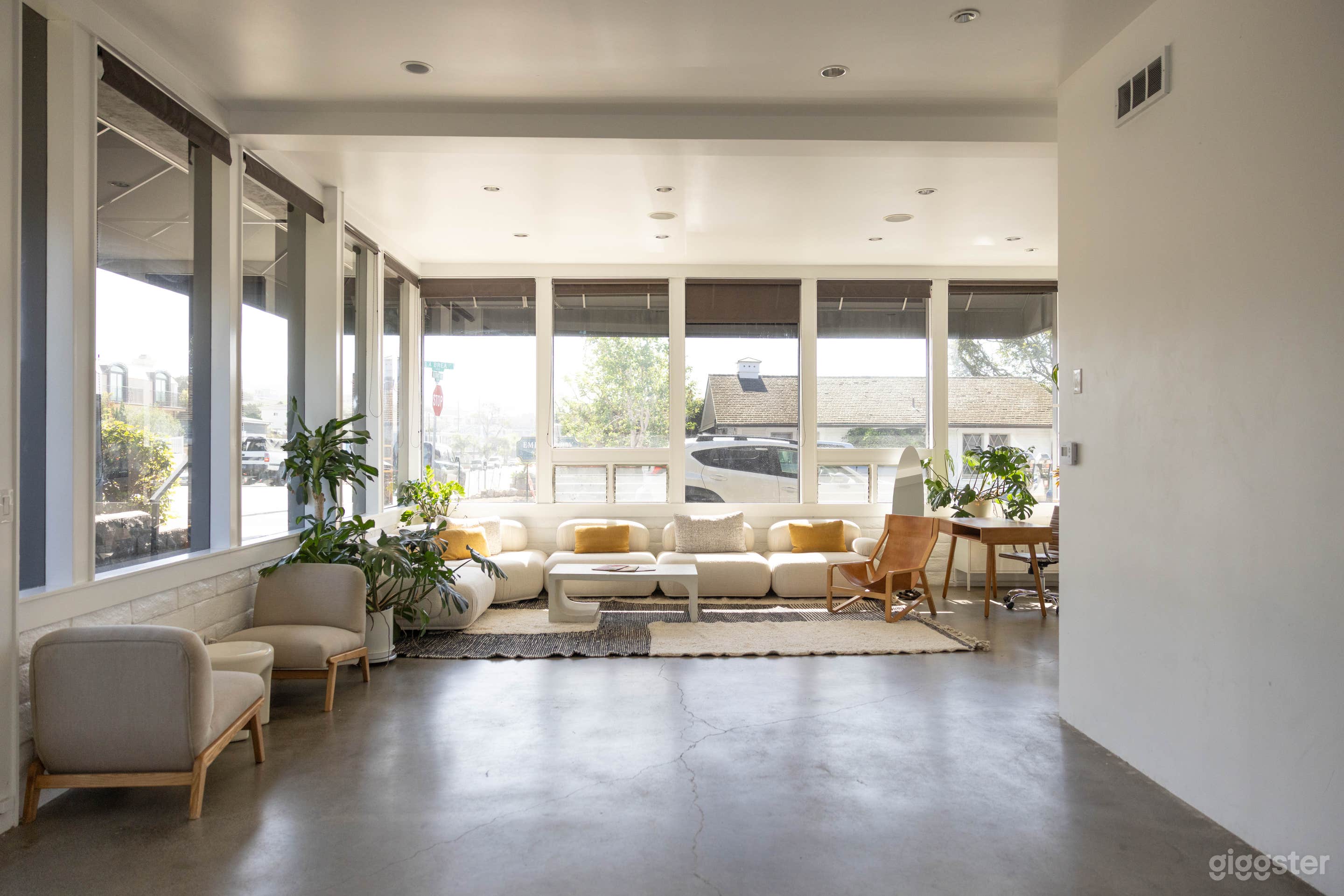Modern Spacious Natural Light Studio Near Beach Photo 2