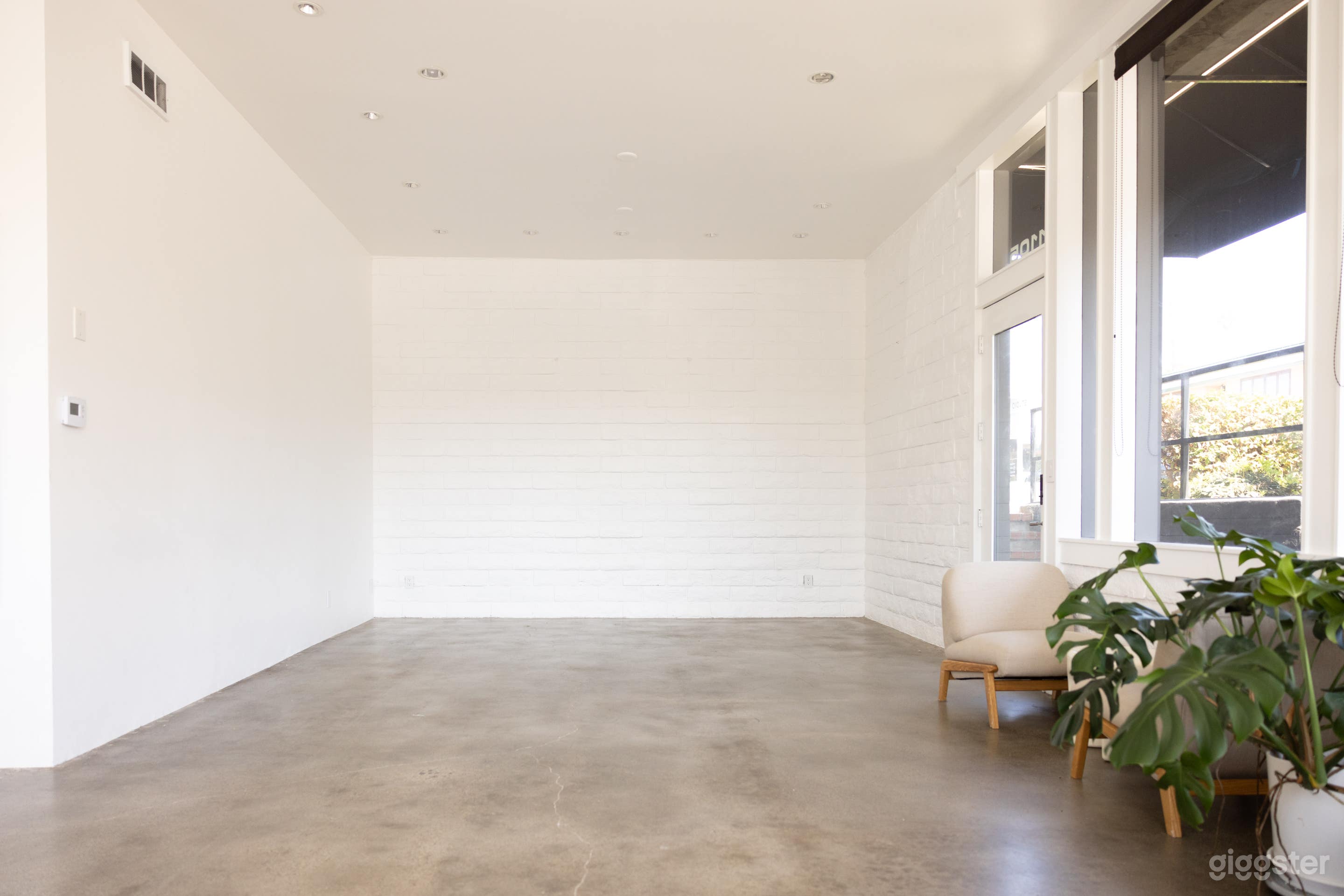 Modern Spacious Natural Light Studio Near Beach Photo 4