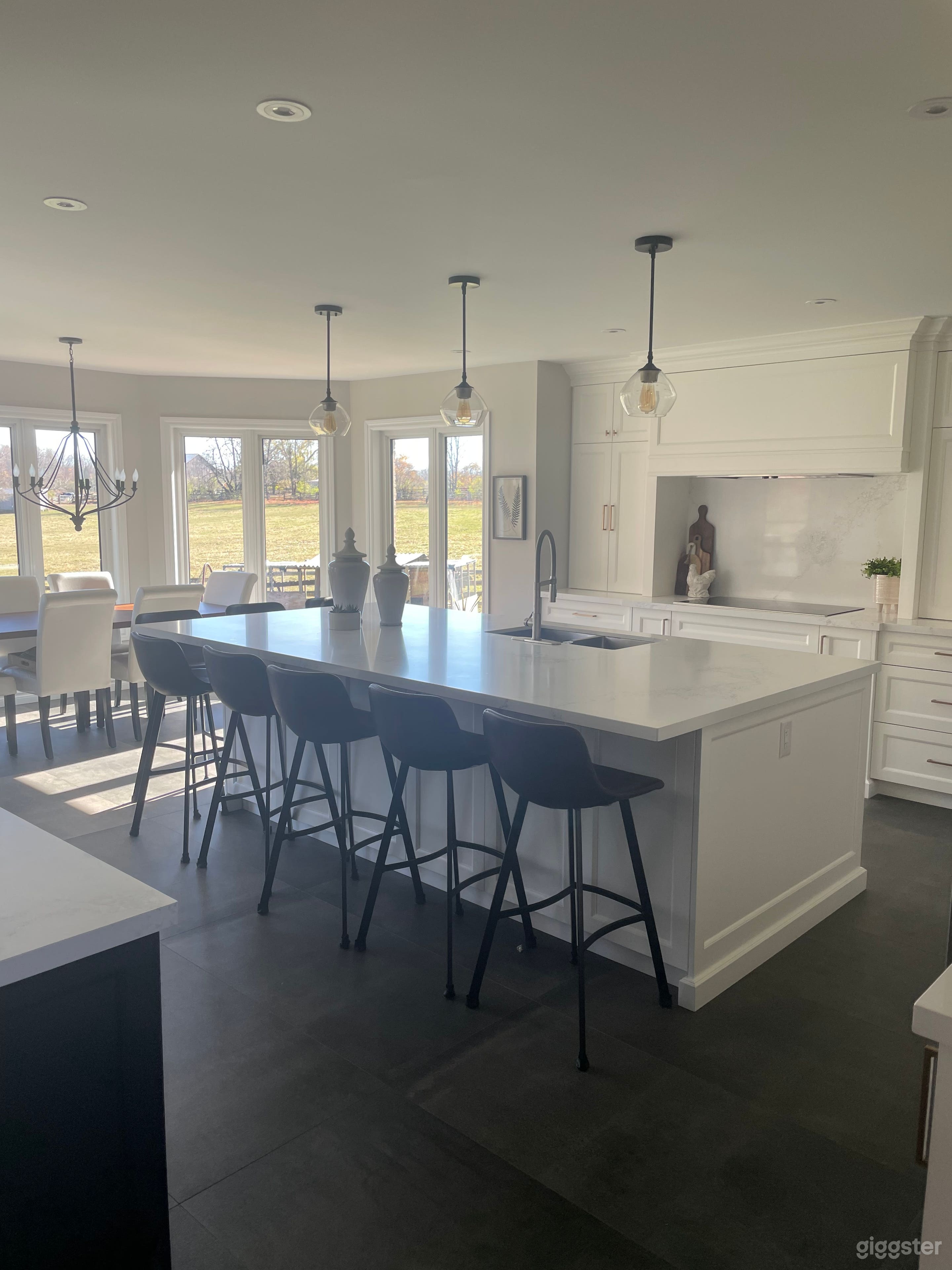 Kitchen/office location w tones of light Photo 4