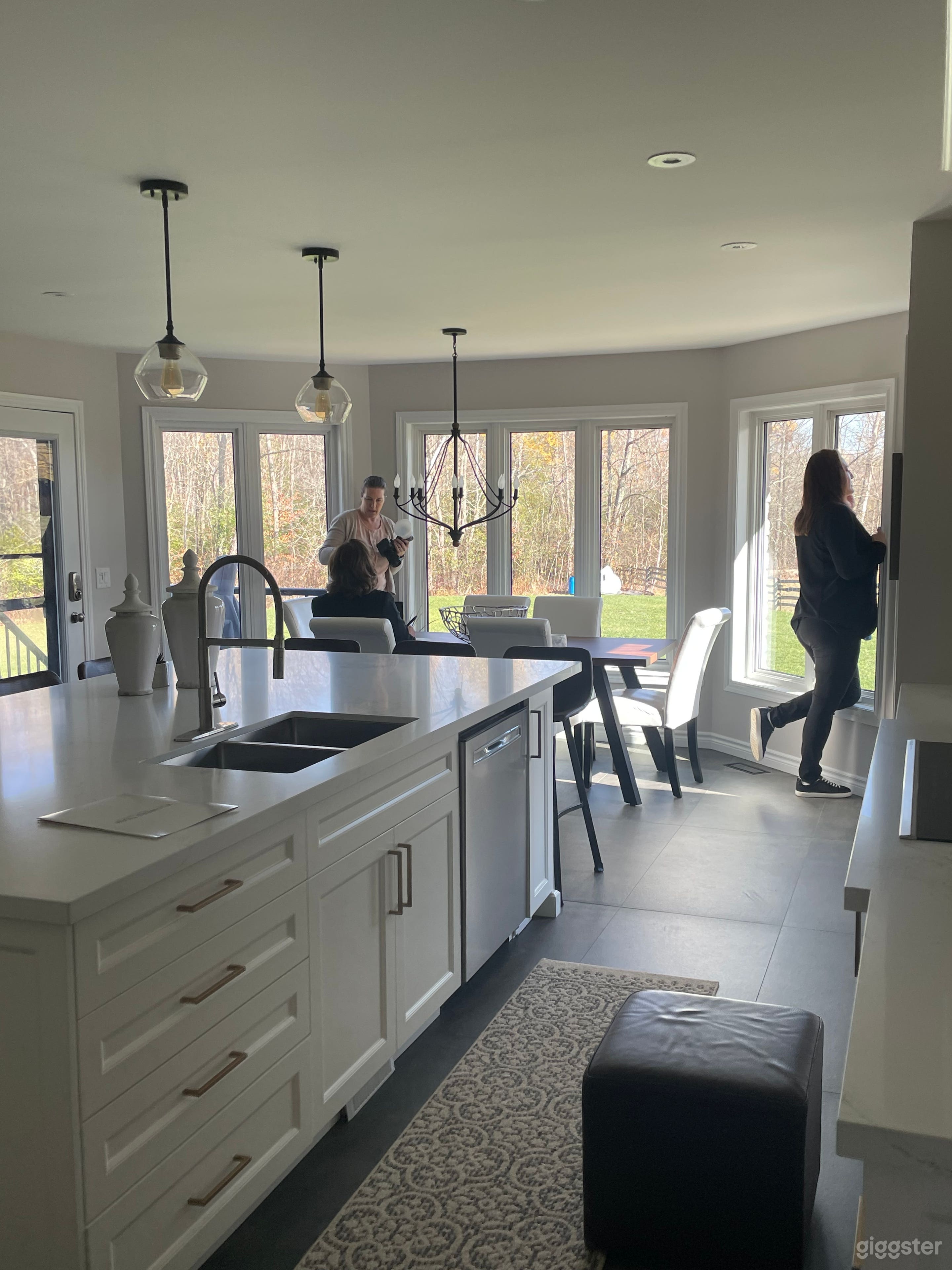 Kitchen/office location w tones of light Photo 2