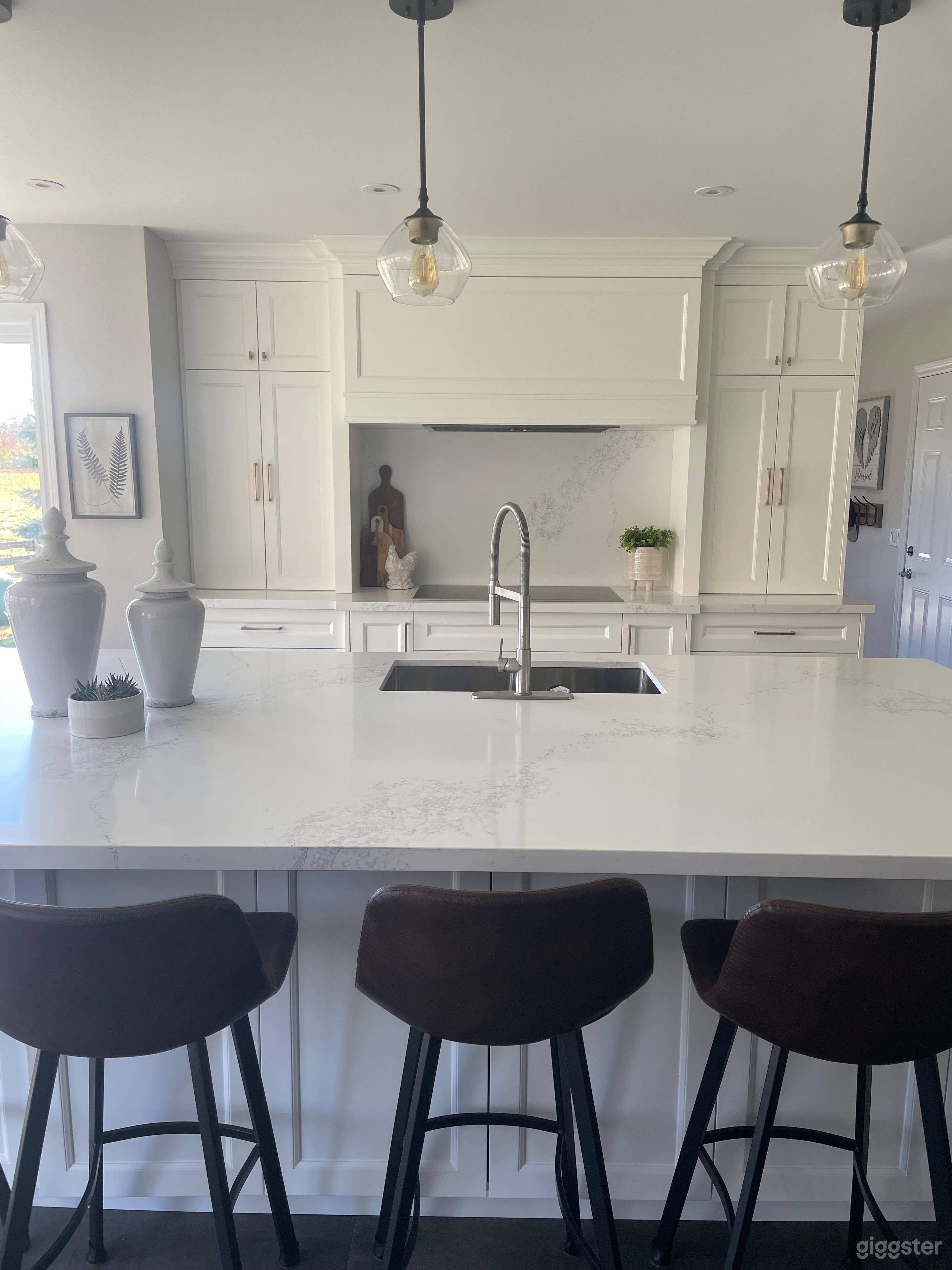 Kitchen/office location w tones of light Photo 3