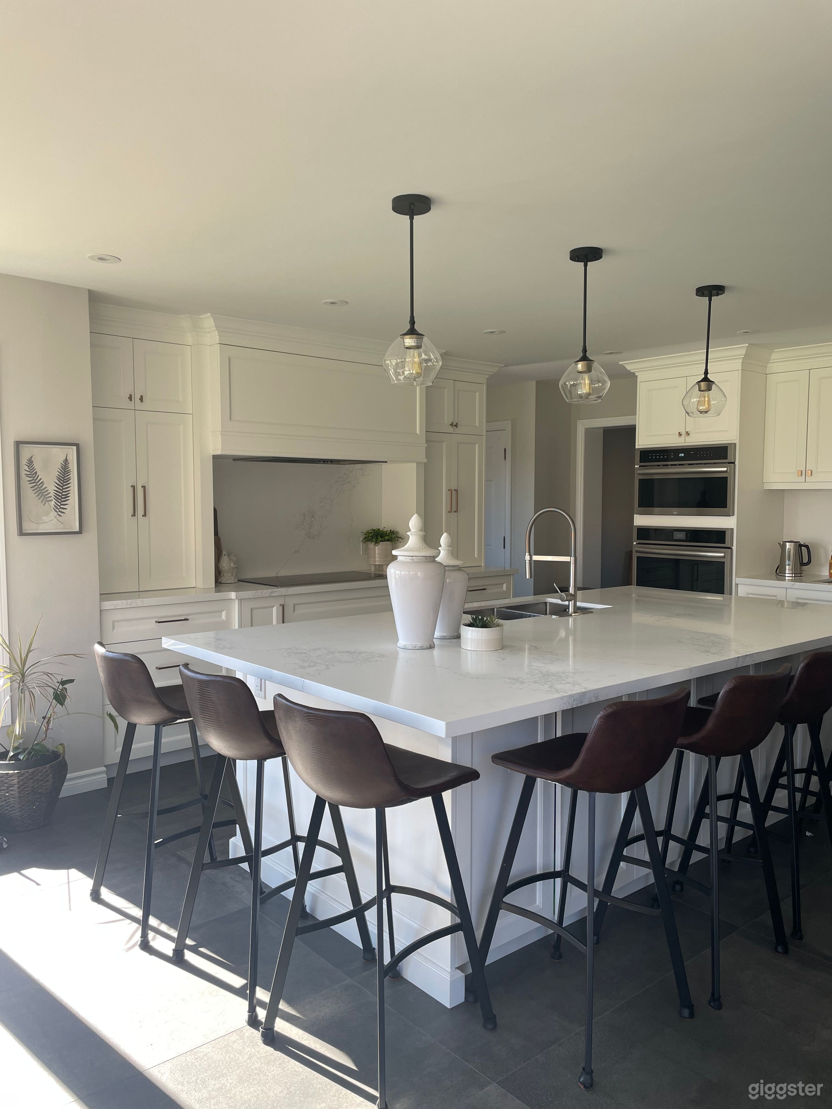 Kitchen/office location w tones of light Photo 1