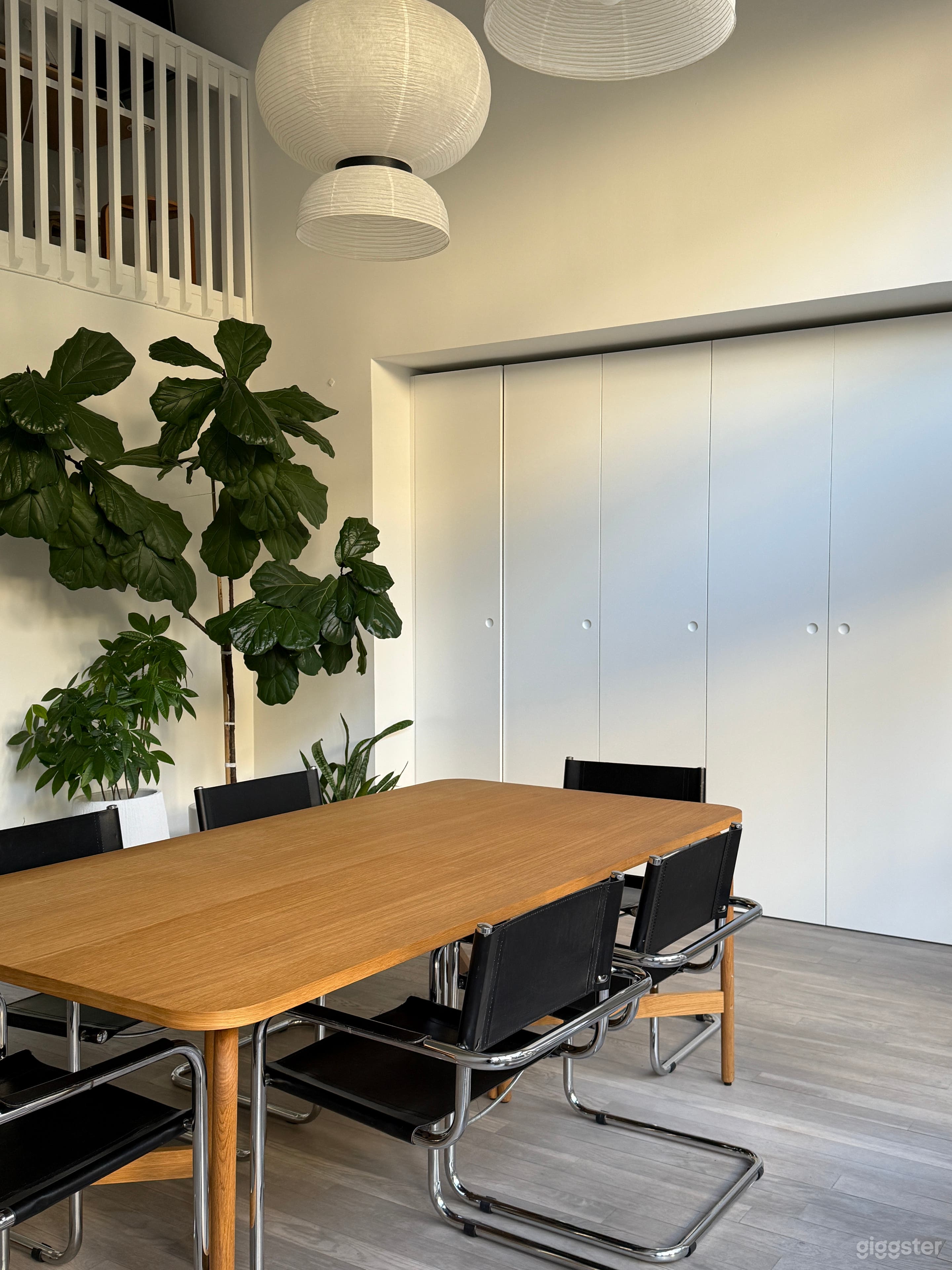 Light-Filled Heritage Loft Studio on Granville Island Photo 3