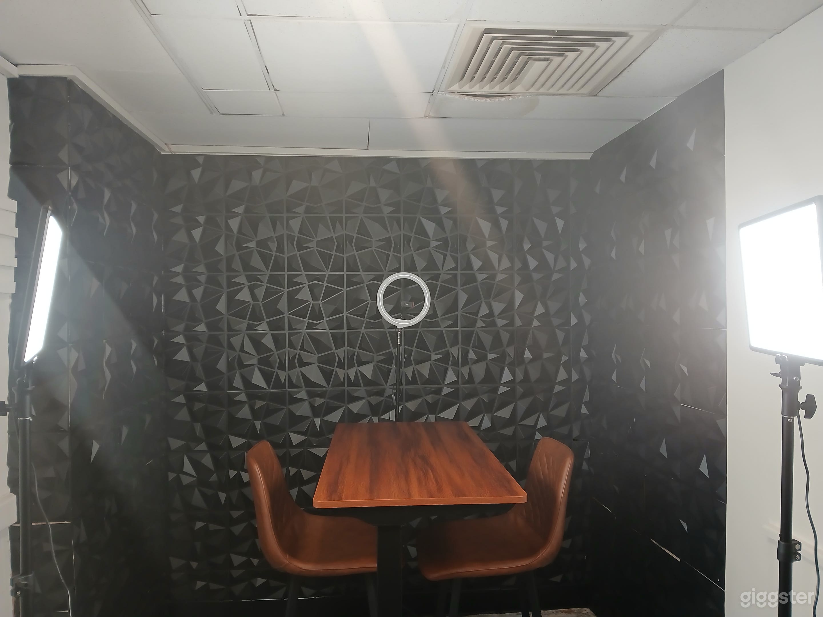 COZY PODCAST STUDIO Photo 4