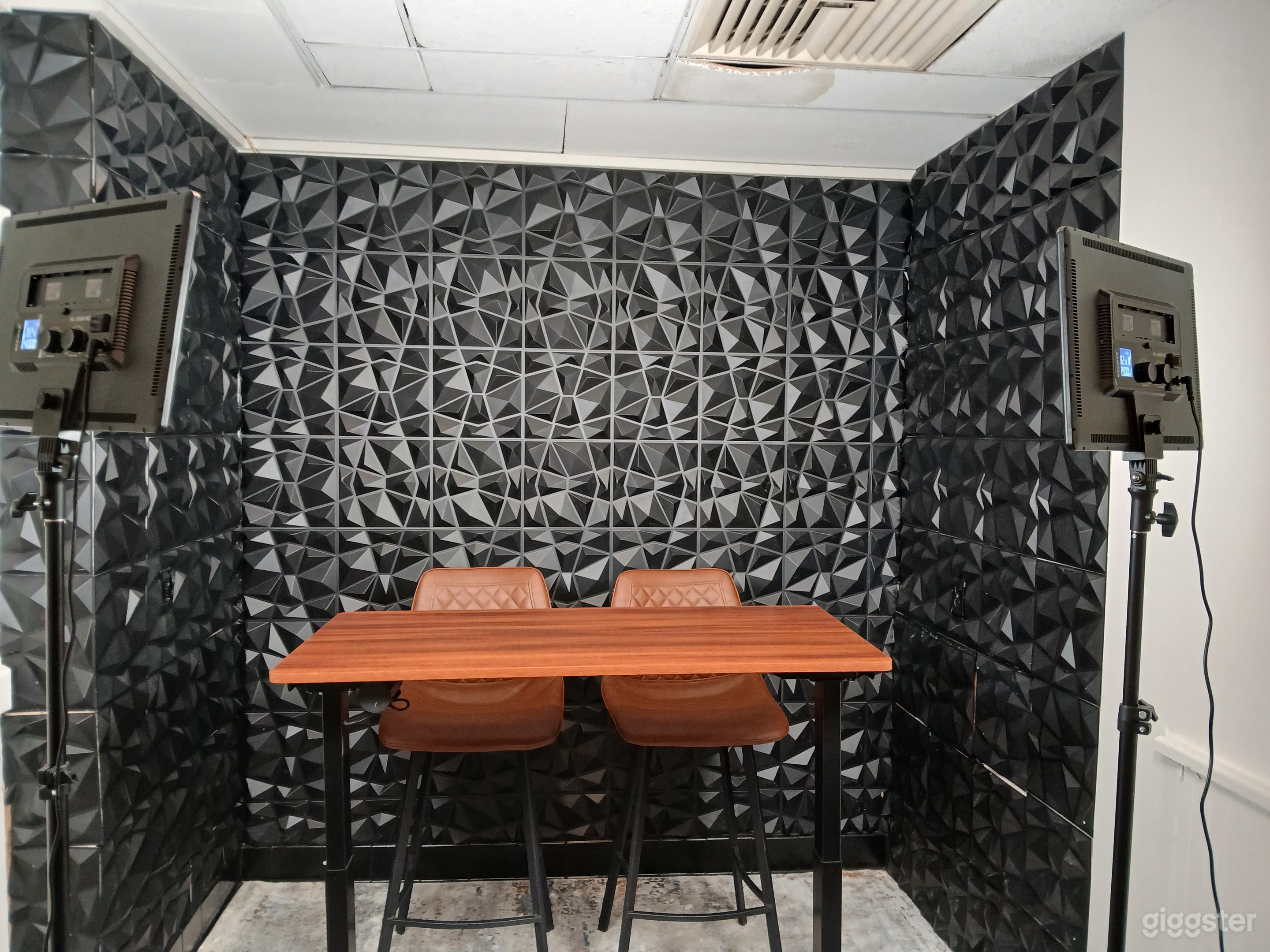 COZY PODCAST STUDIO Photo 2