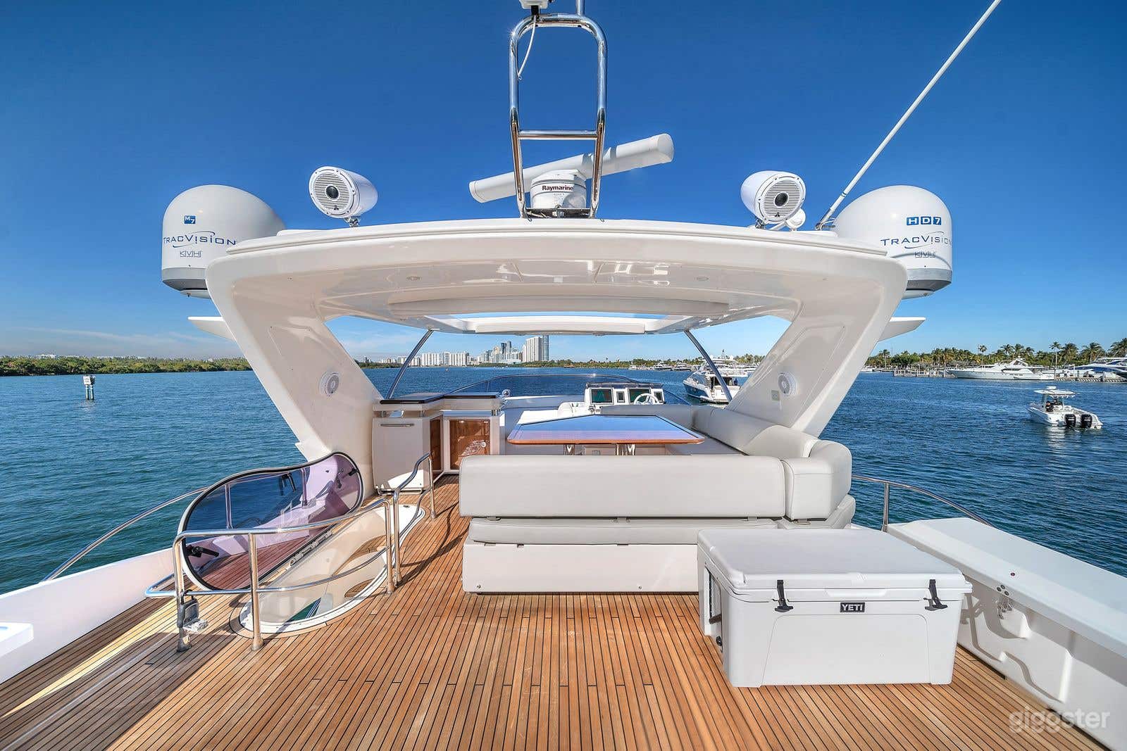 Luxurious Lupo 70' Azimut Photo 3
