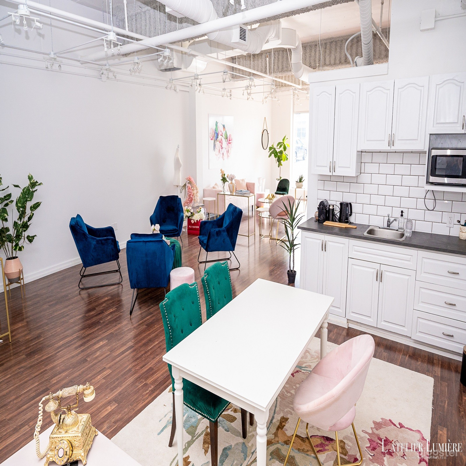 Modern &amp; Chic Studio Space Photo 3