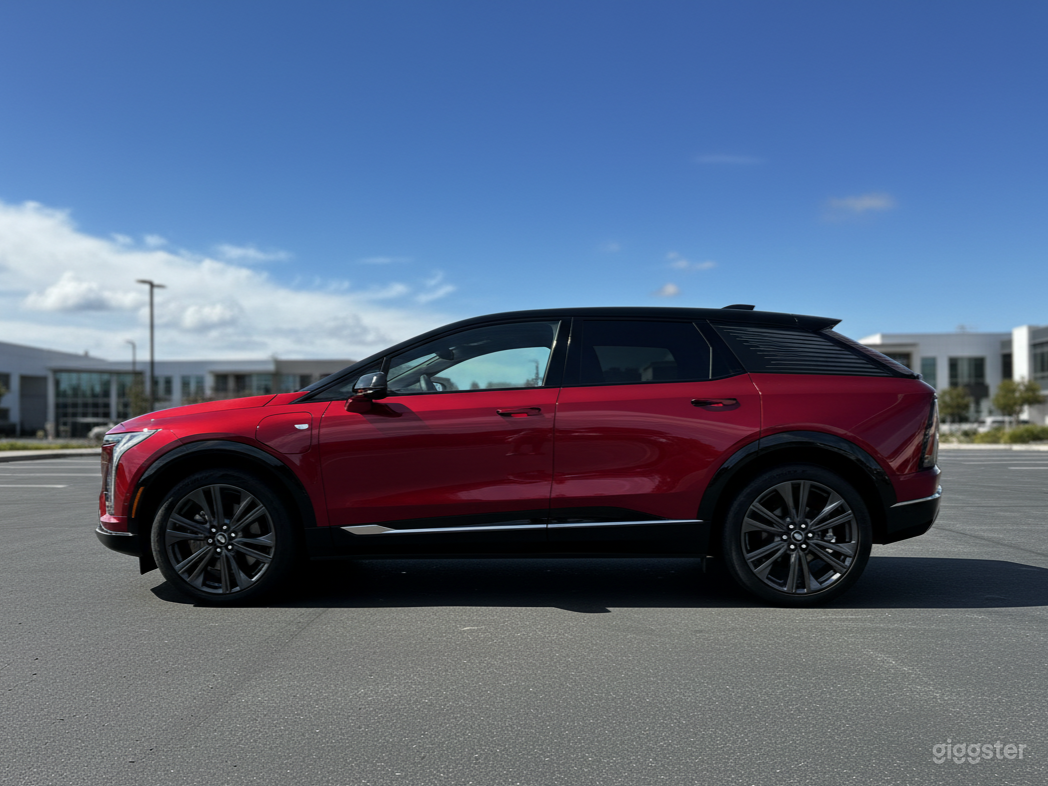 2025 Cadillac Optiq Sport - Luxury EV SUV for Film &amp; Photos Photo 4