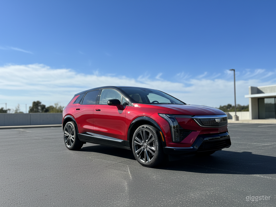 2025 Cadillac Optiq Sport - Luxury EV SUV for Film &amp; Photos Photo 2