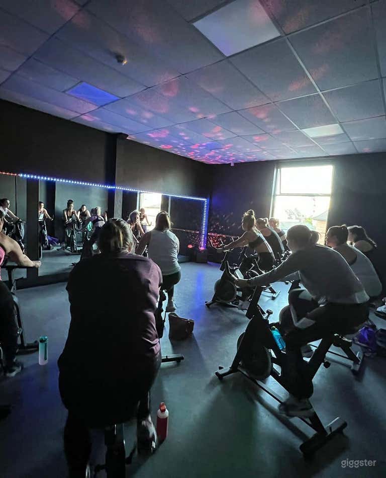  Mirrored Studio for Dance and Yoga Class 