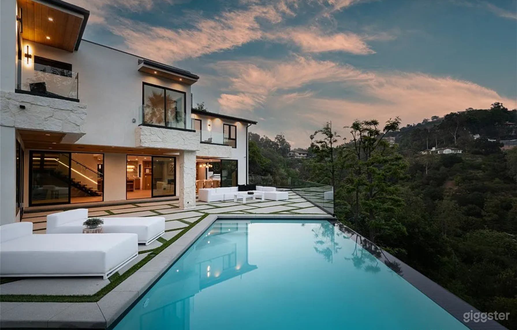 EARTH-TONED MODERN OASIS WITH SPA &amp; SPORT COURT Photo 4