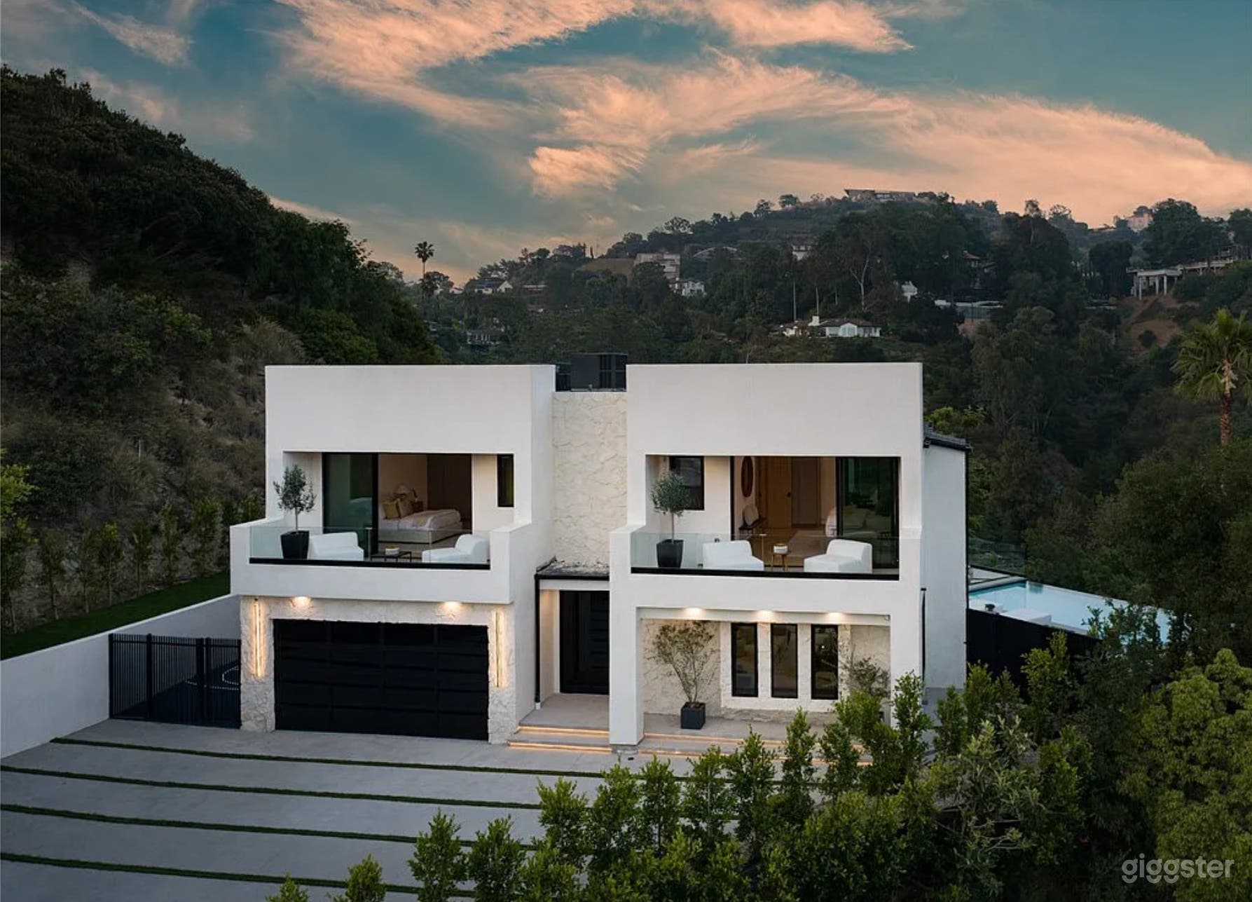 EARTH-TONED MODERN OASIS WITH SPA &amp; SPORT COURT Photo 3