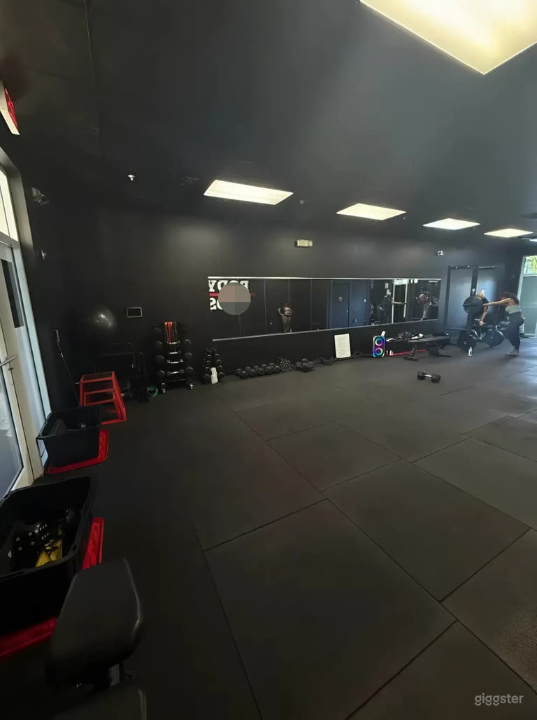  Gimnasio Boutique Estético Oscuro / Estudio de Fitness 