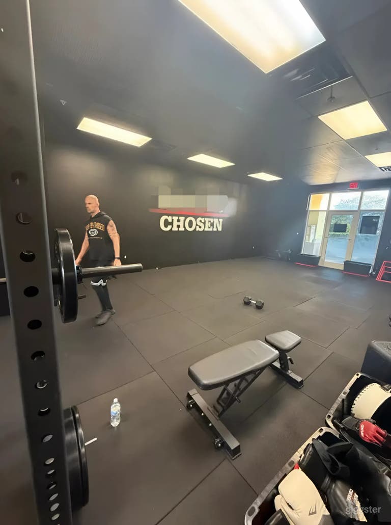  Gimnasio Boutique Estético Oscuro / Estudio de Fitness 
