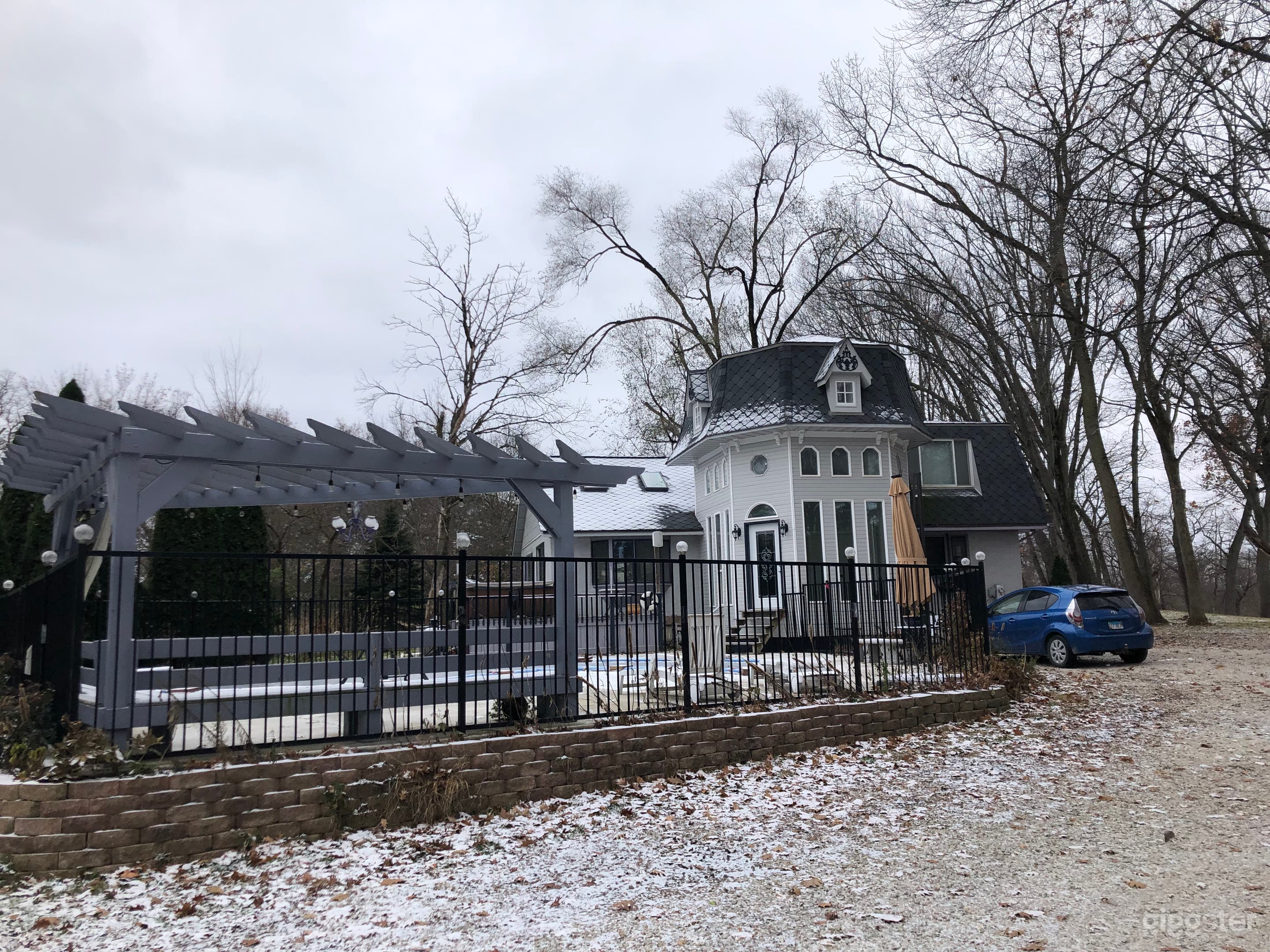 Modern home on 5 acre wooded lot- with victorian  Photo 2