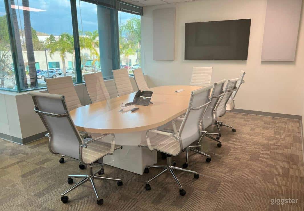 Large Conference Room - Quiet, Great Natural Light Photo 1